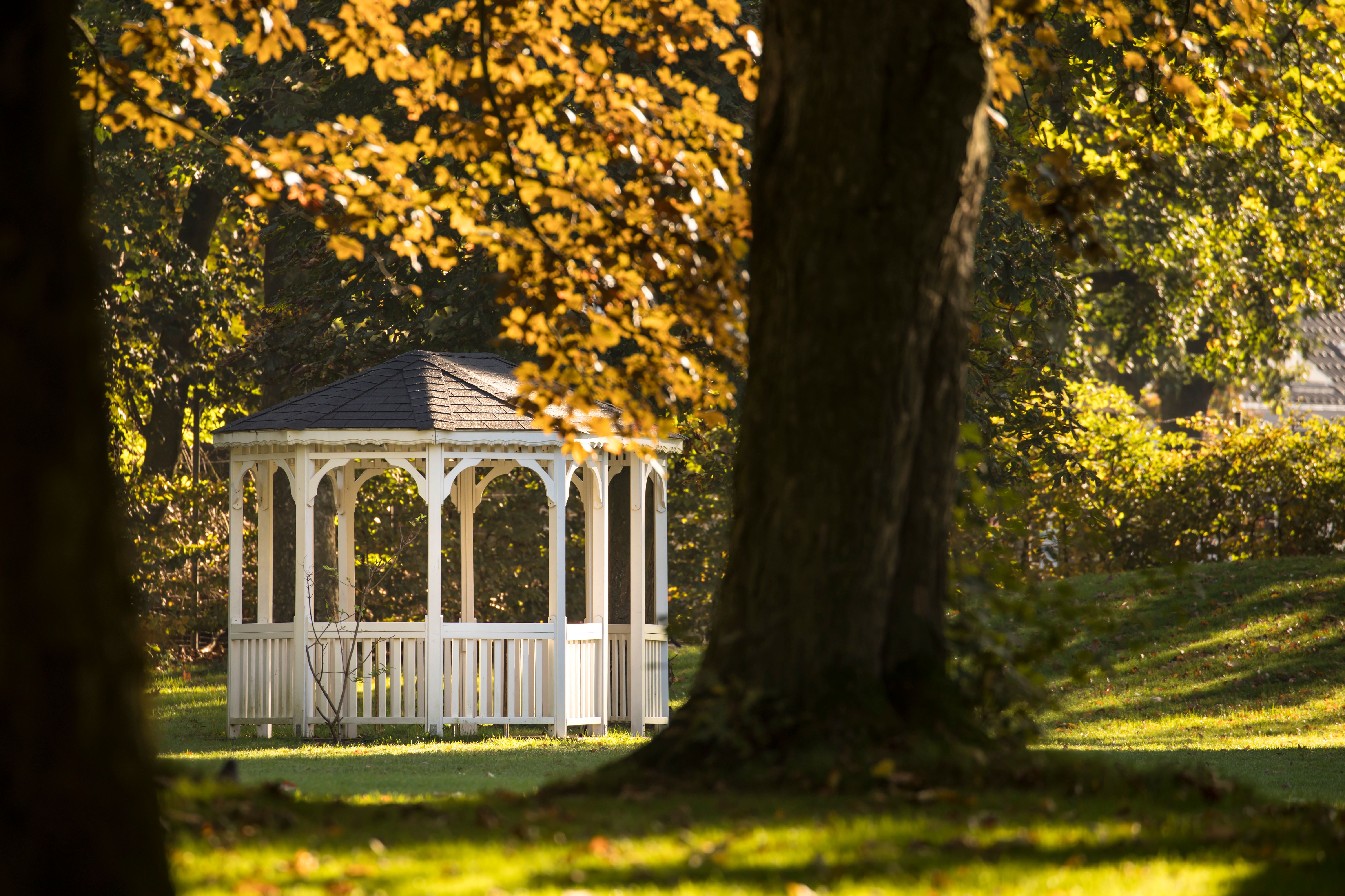 Gäste finden einen weißen Pavillon im Park des Schlosses Hertefeld vor