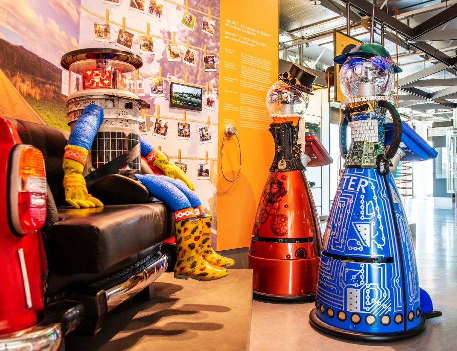 Die Roboter Peter und Petra haben es sich in den Ausstellungshallen gemütlich gemacht