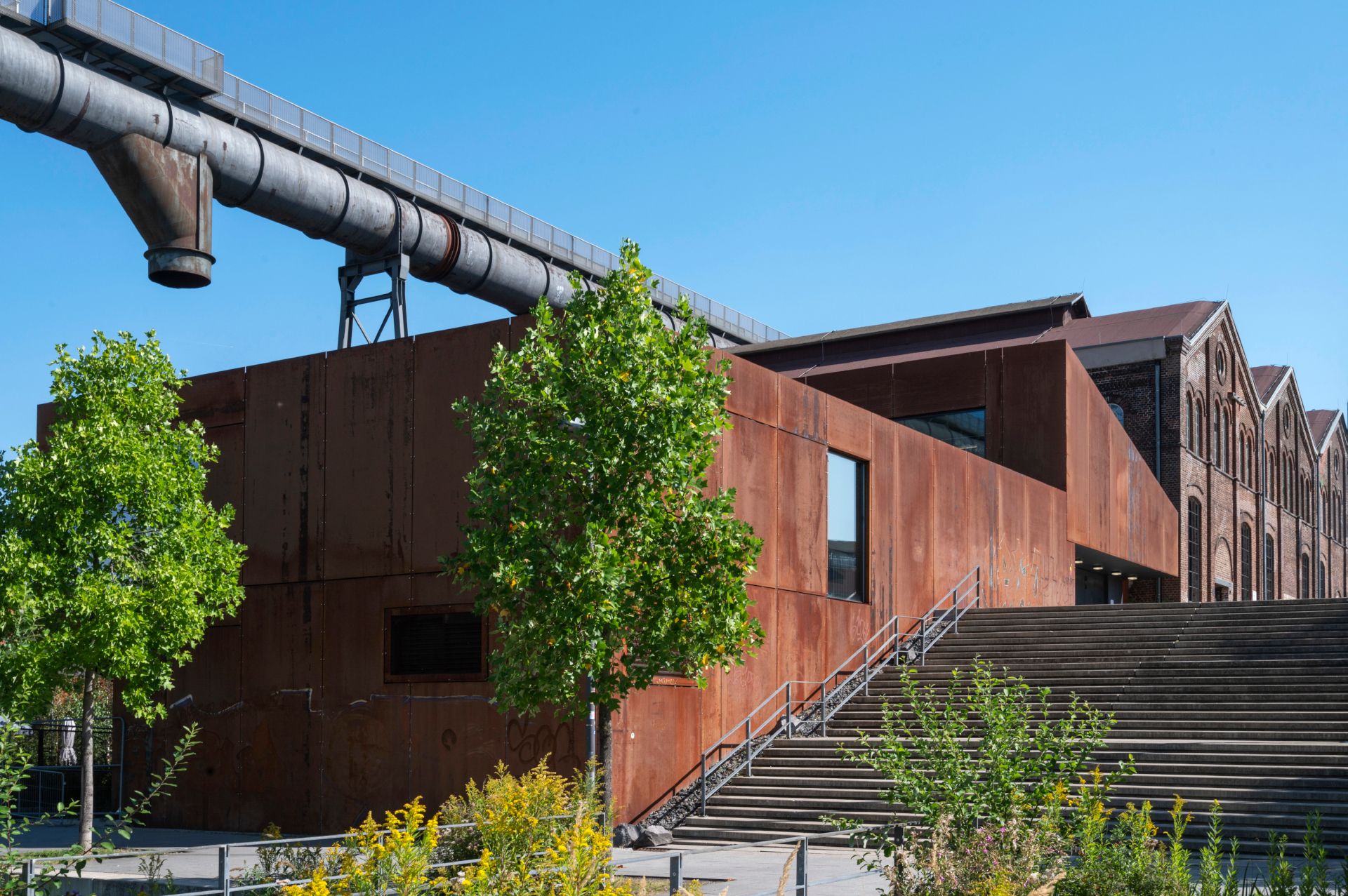 Die Architektur der Gebäude des ehemaligen Hochofenwerks Phoenix West dient als perfekte Kulisse für ein immersives Kunsterlebnis