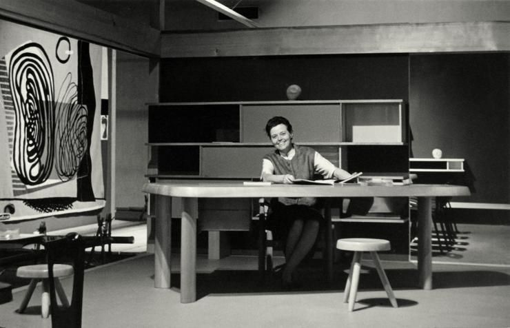 Fotografie von Charlotte Perriand, Synthèse des Arts, Japan-Ausstellung, 1955 (Links: Le Corbusier, Les „8“, 1951)