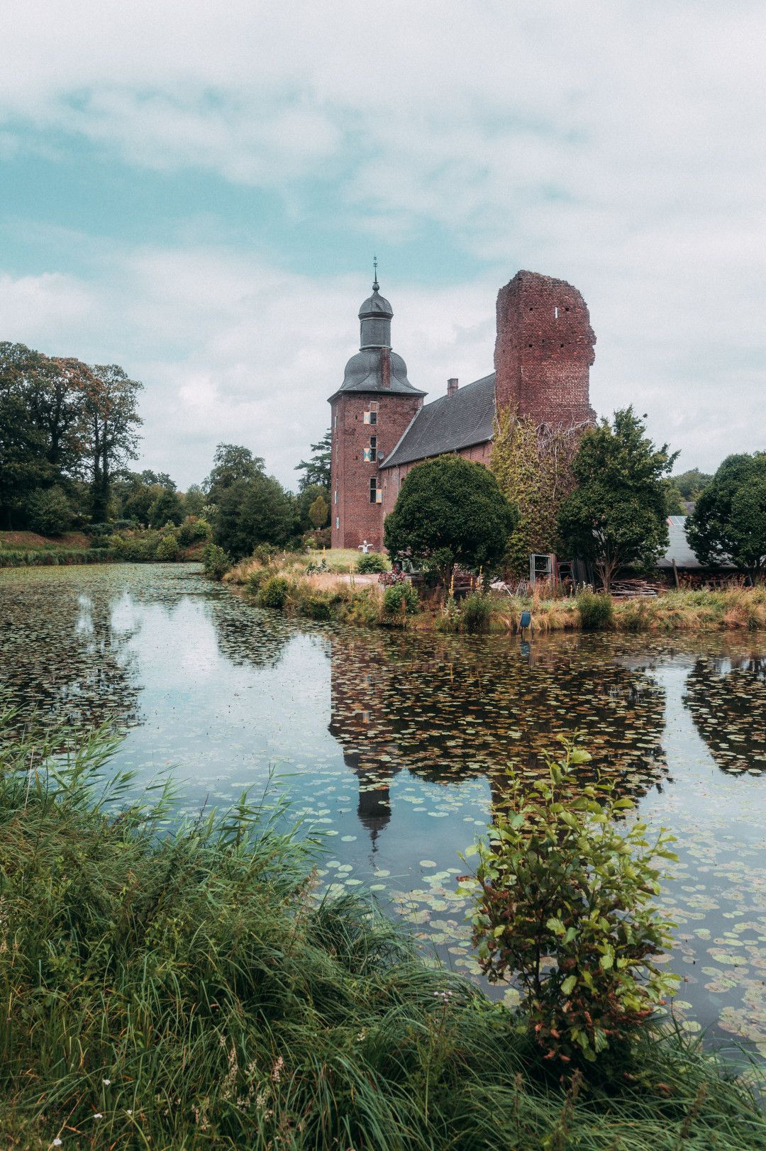 Blick über Wasser zu historischem Gemäuer der Tüschenbroicher Mühle