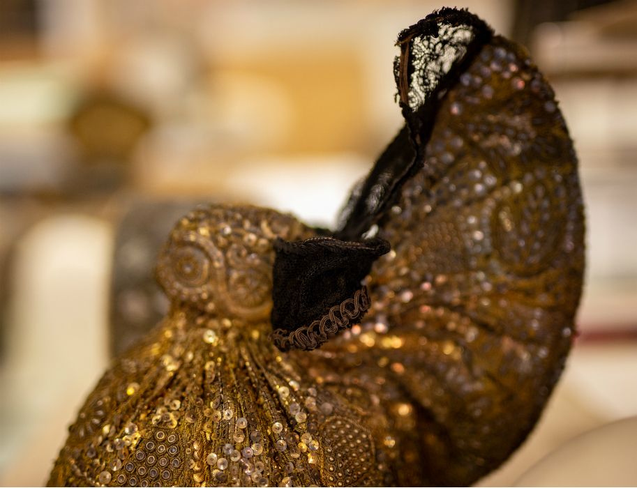 Auch die Restaurierung historischer Gewebe ist Teil der Arbeit im Deutschen Textilmuseum in Krefeld