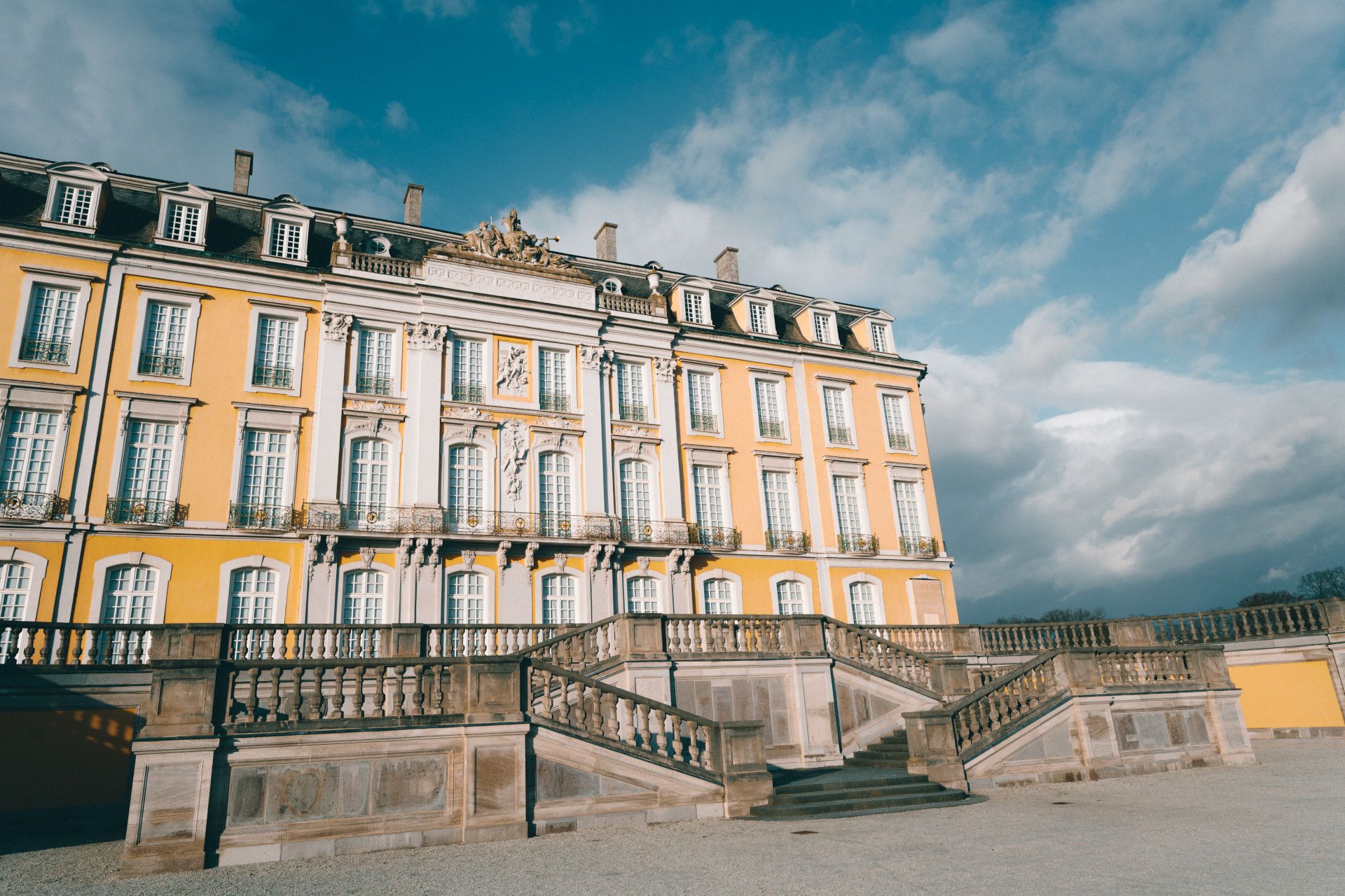 Treppen führen vom Park hoch zum Schloss