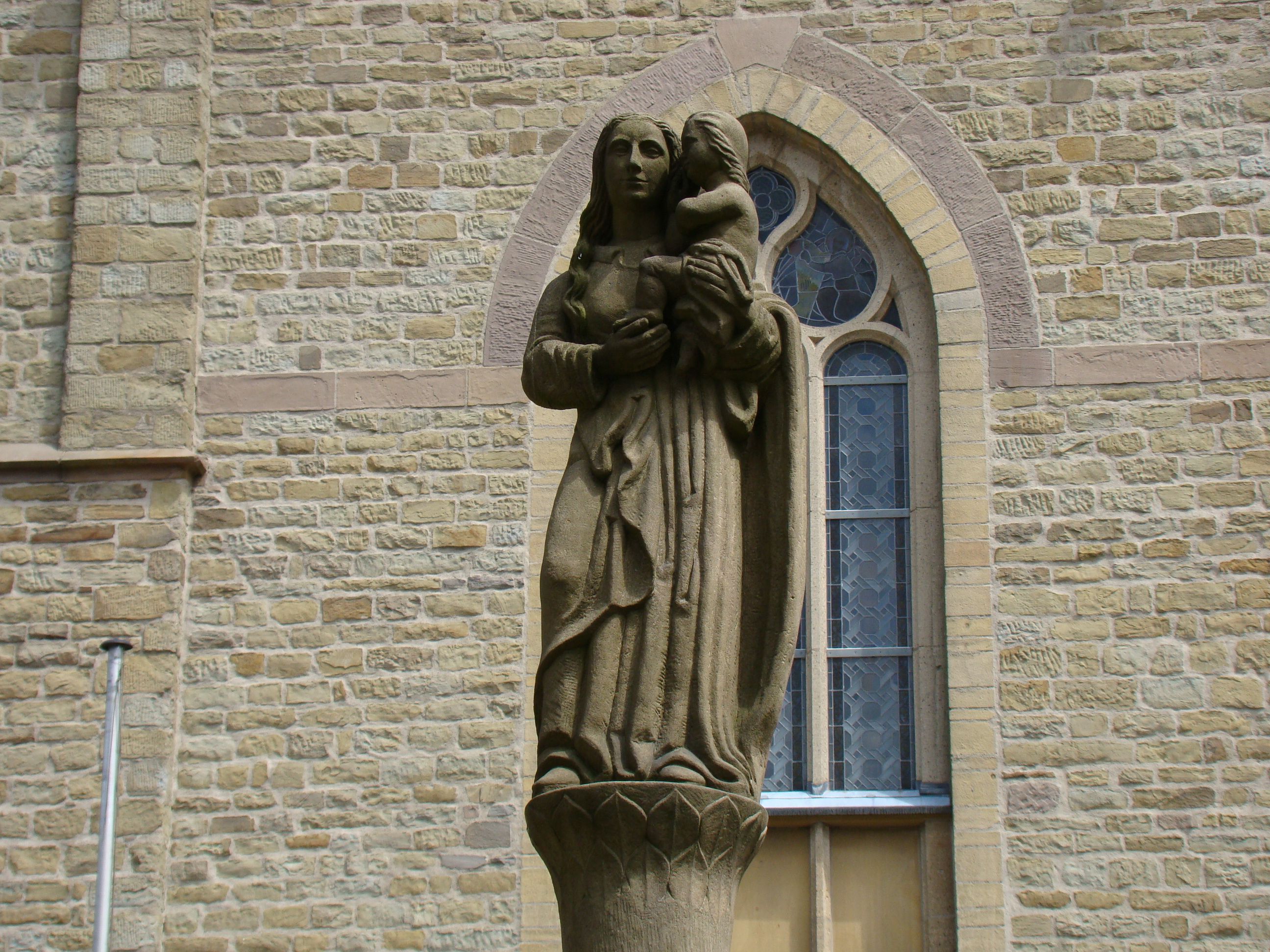 Statue an der Kirche