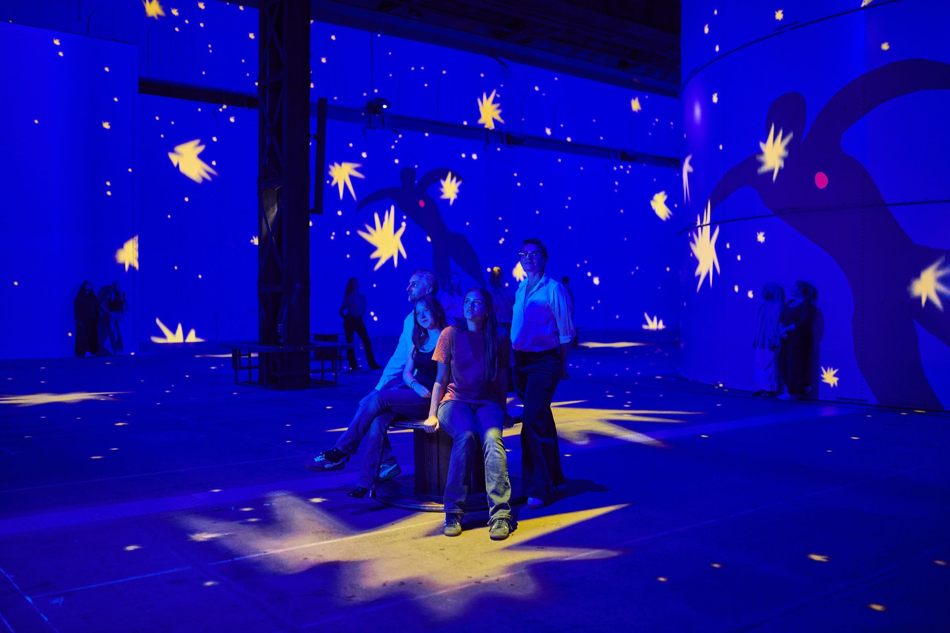 Die Gebläsehalle verwandelt sich in ein tiefblaues Universum aus leuchtenden Sternen und tanzenden Silhouetten der  Scherenschnitte-Serie "Jazz"