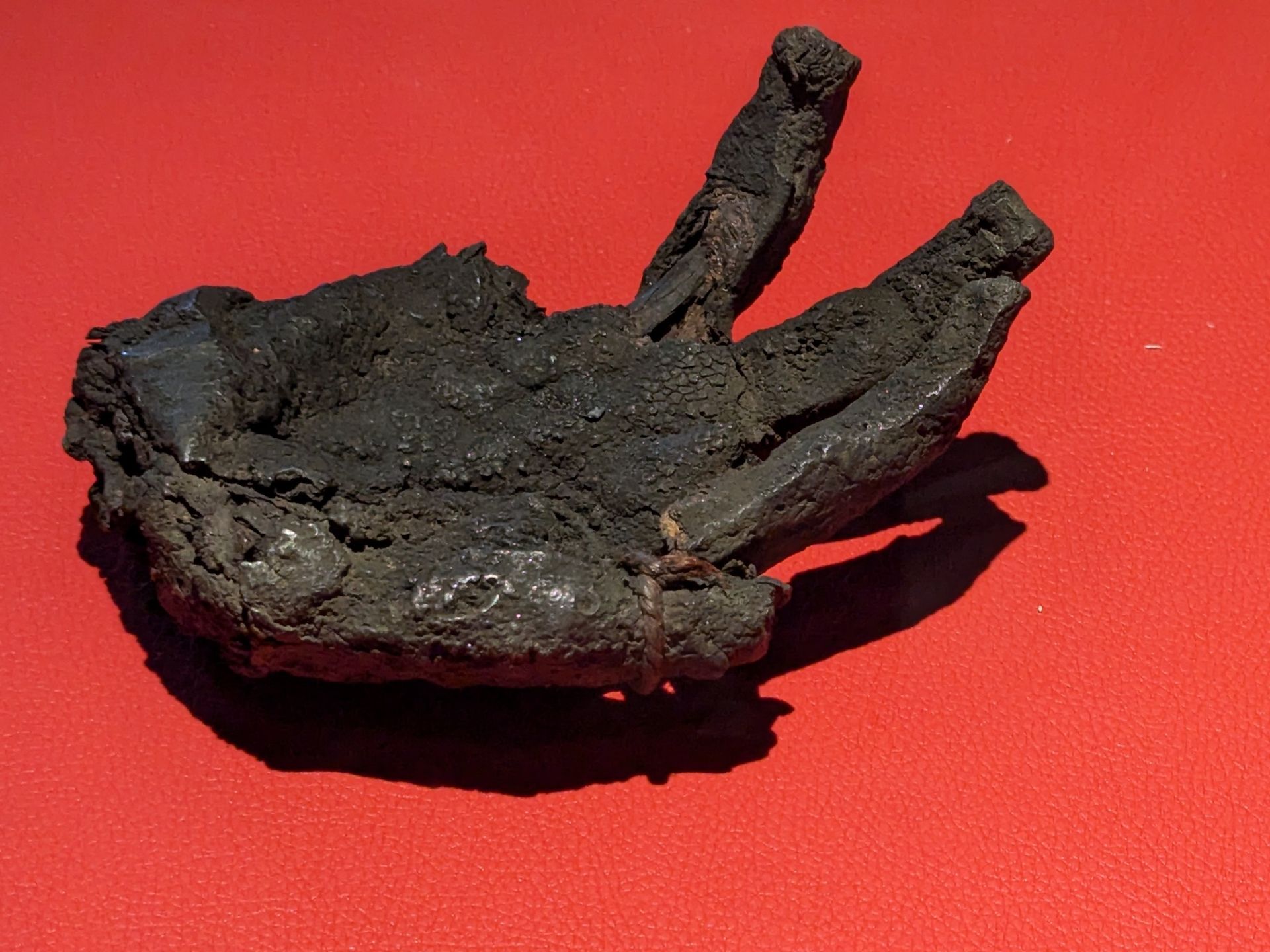 Die schwarze Hand wurde in den Trümmern des Bergfrieds des Schlosses Hohenlimburg gefunden, nachdem dieser in der Nacht vom 19. zum 20. Juli 1811 zu großen Teilen zerstört worden war