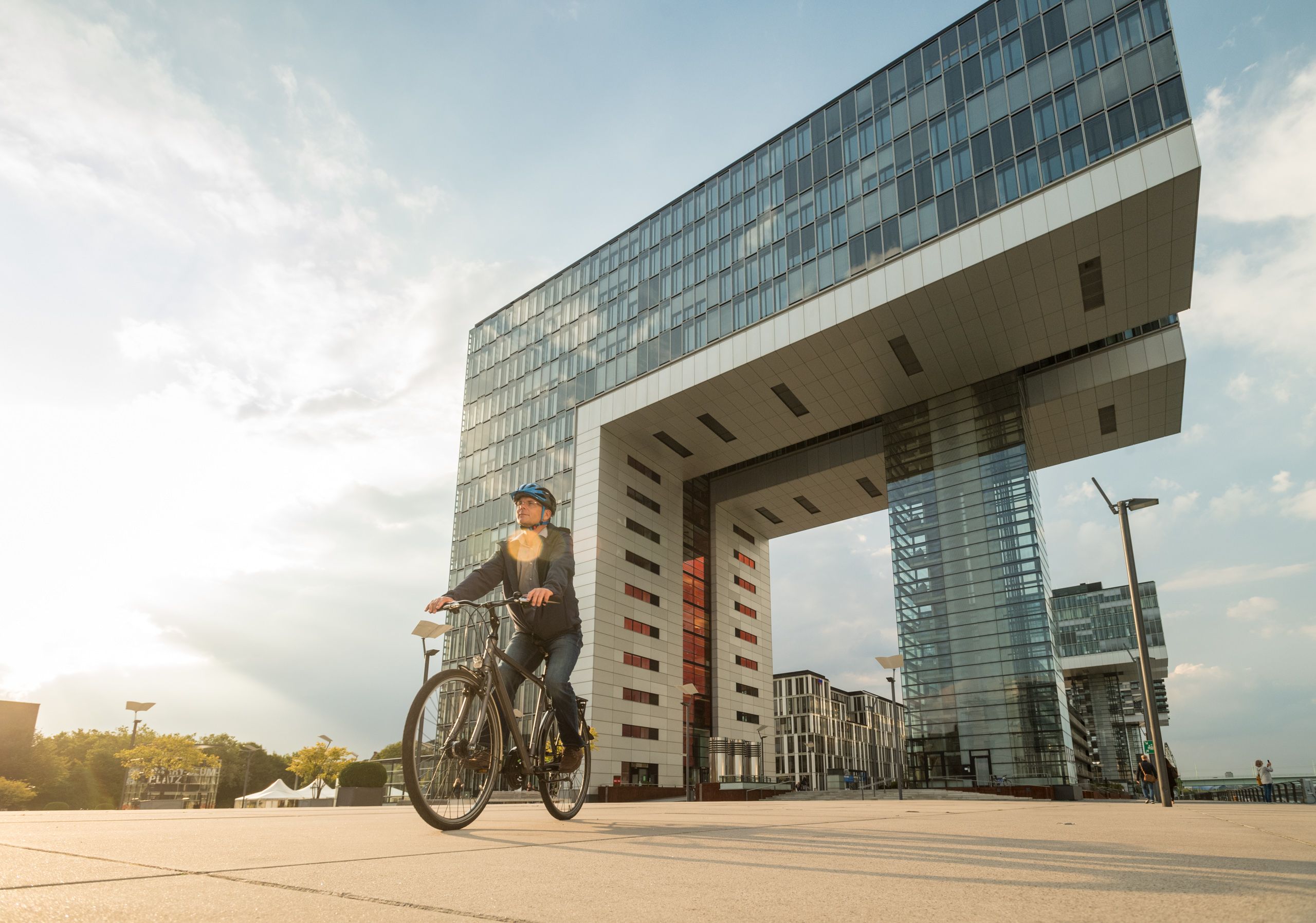 Radfahrer in Köln am Hafen