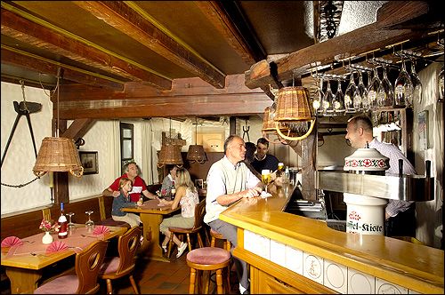 Wer mag, kann in der Kartoffel-Kiste auch an der Theke Platz nehmen