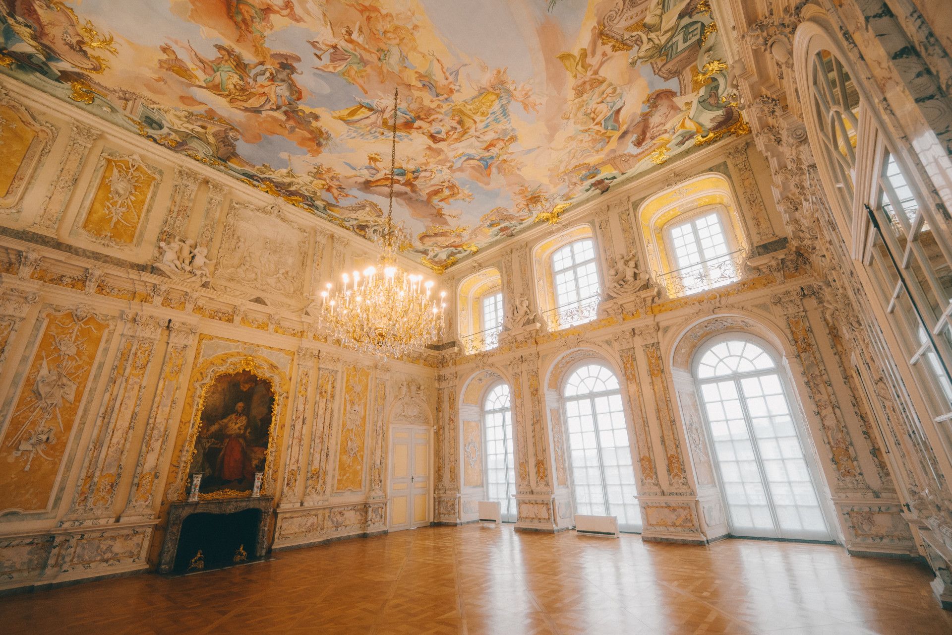 Reich verzierte Wände und bemalte Decken schmücken einen Saal im Schloss