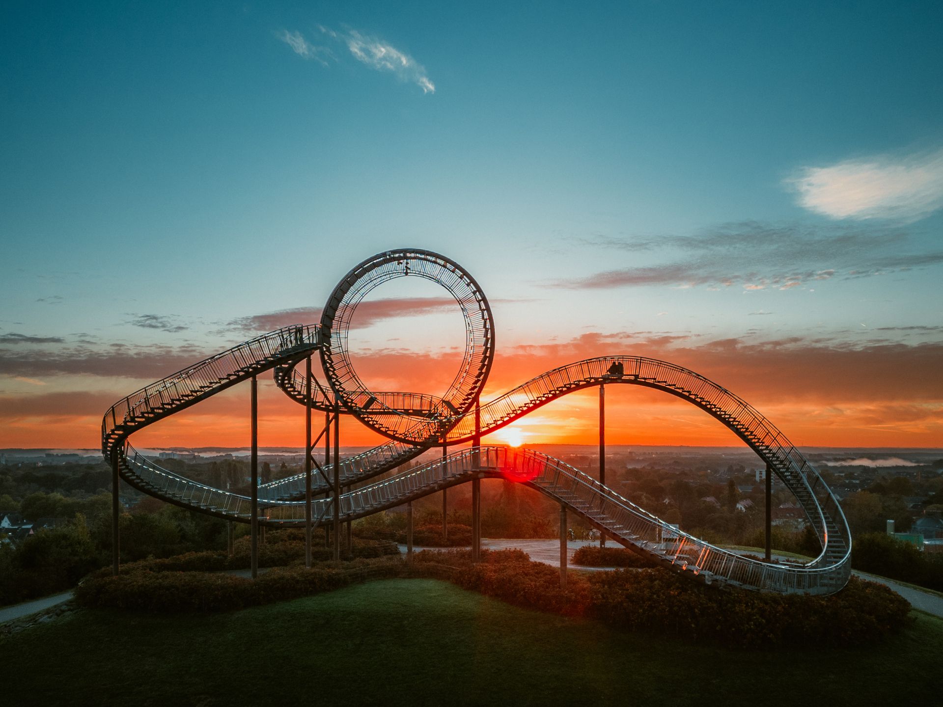 Auf der Heinrich Hildebrand Höhe im Duisburger Süden erhebt sich das begehbare Kunstwerk Tiger & Turtle
