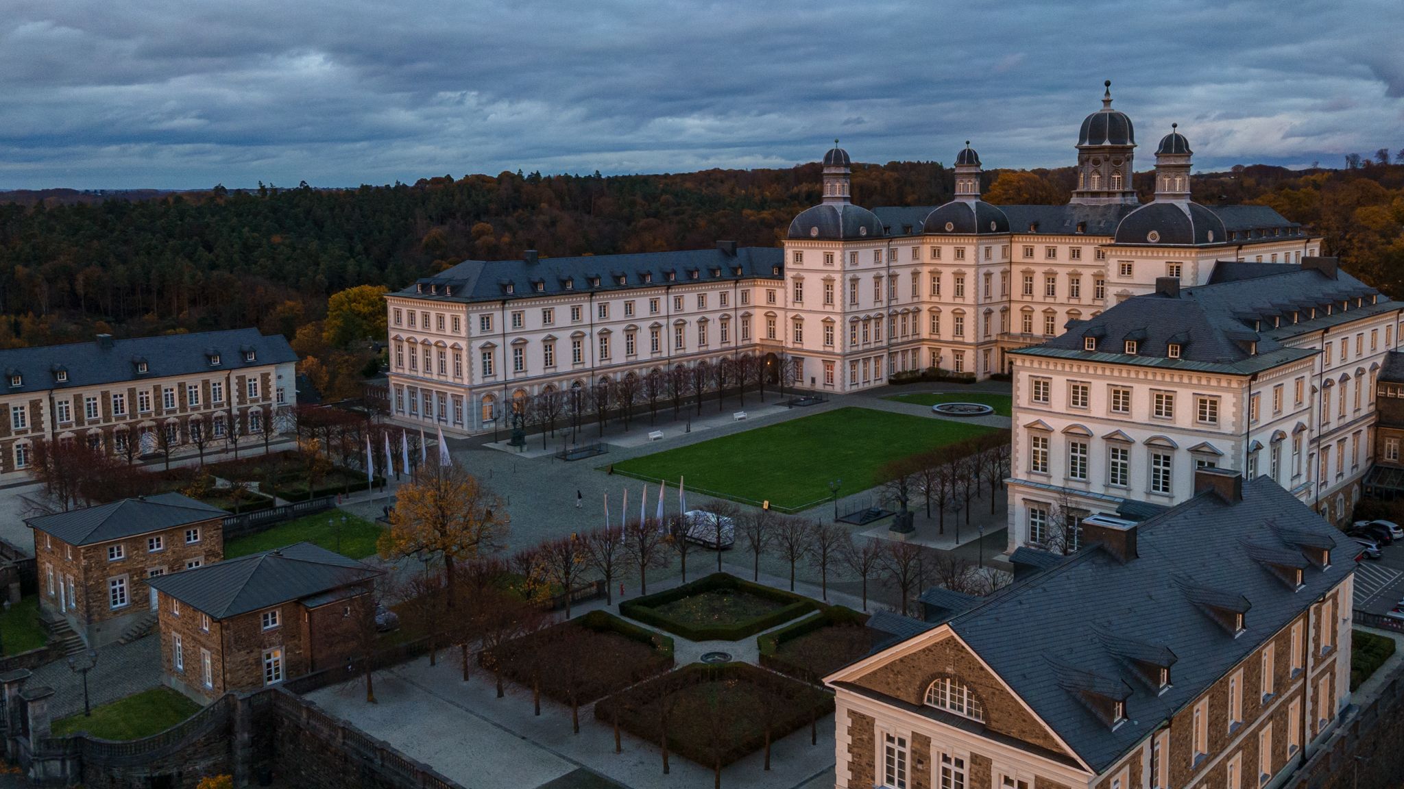 Drohnenaufnahme des Grandhotels Schloss Bensberg in der Abendsonne