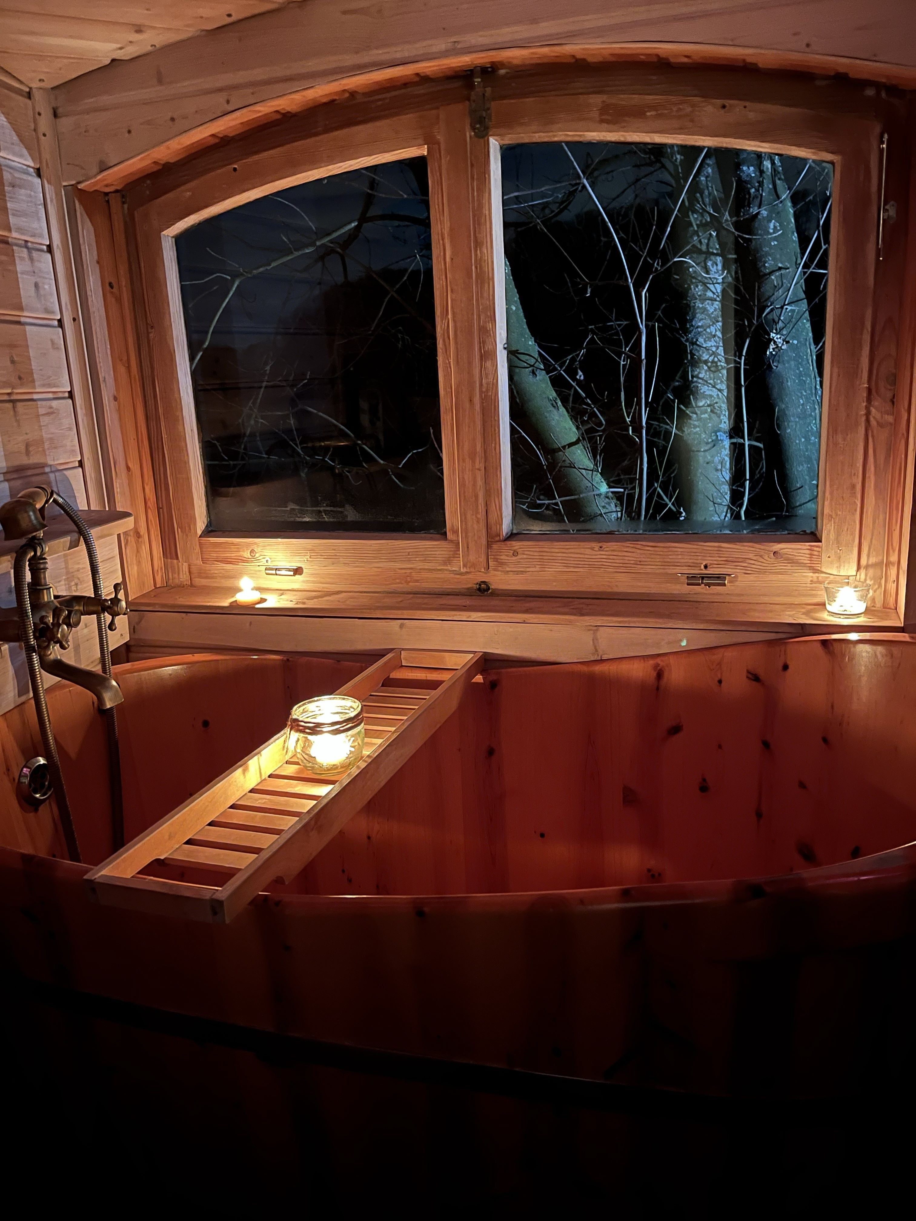 Silke Dames, Tourismus NRW e.V., Holzwanne im Kerzenlicht mit Blick auf Baum