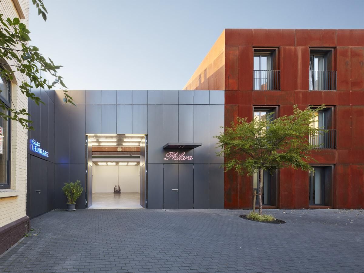 Die Außenansicht der Sammlung Philara beeindruckt mit moderner Architektur.