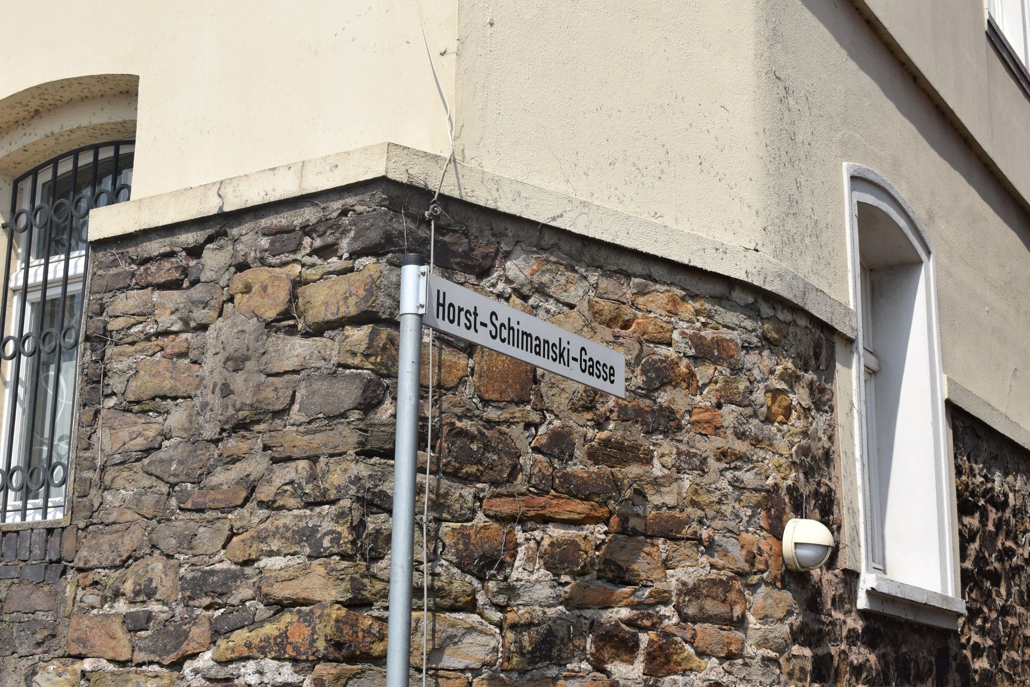 Schild der Horst-Schimanski-Gasse in Duisburg-Ruhrort