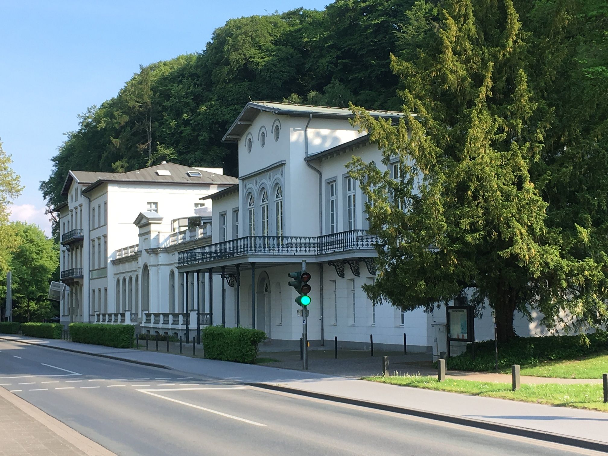 Seit 1997 dient der dreiteilige Gebäudekomplex des Museums Kurhaus Kleve, der aus dem 19. Jahrhundert stammt, als Museum für zeitgenössische Kunst