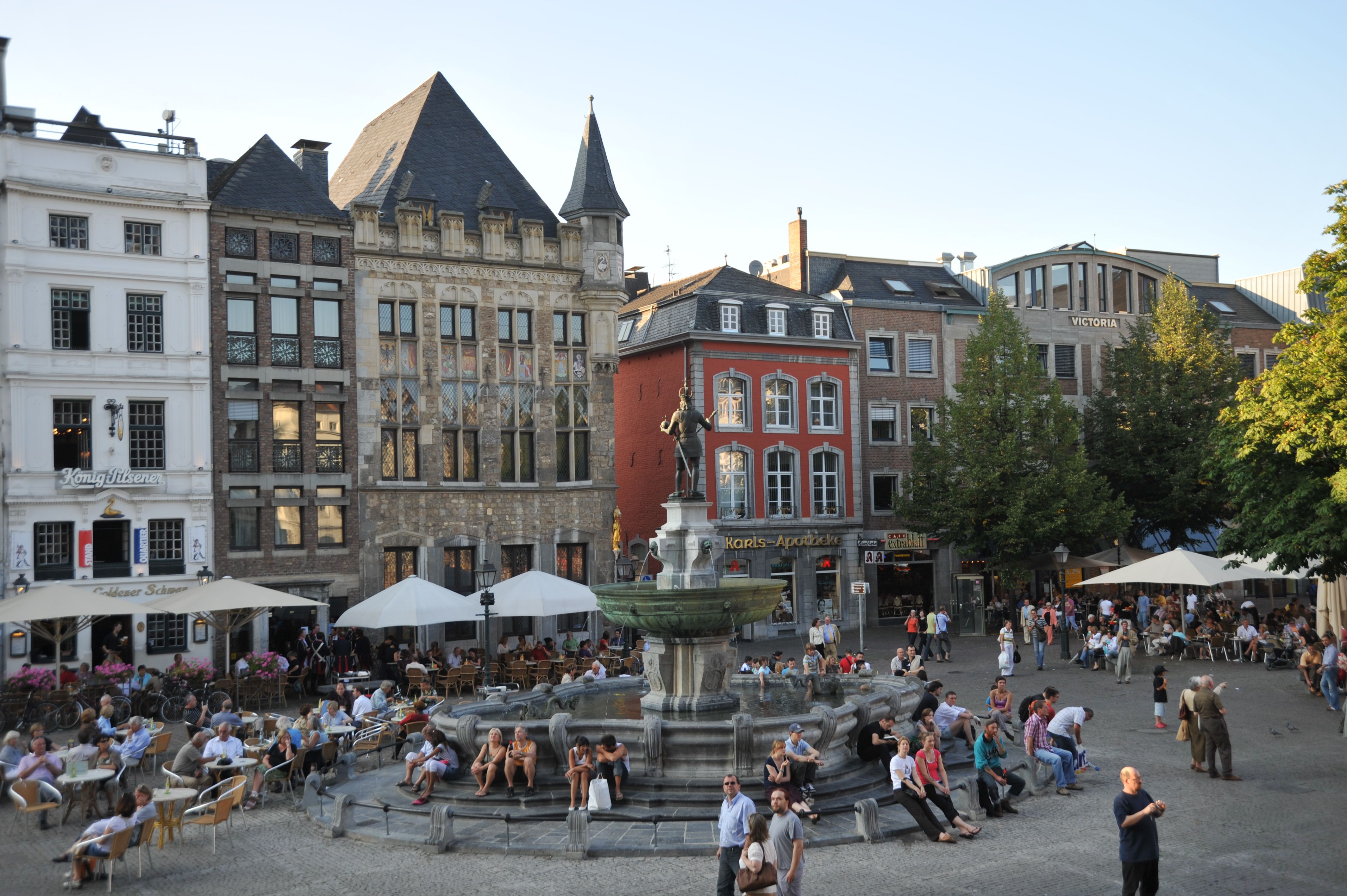 Der Marktplatz in Aachen ist eine zentrale Anlaufstelle. Rund um den Karlsbrunnen finden Reisende dutzende Einkehrmöglichkeiten
