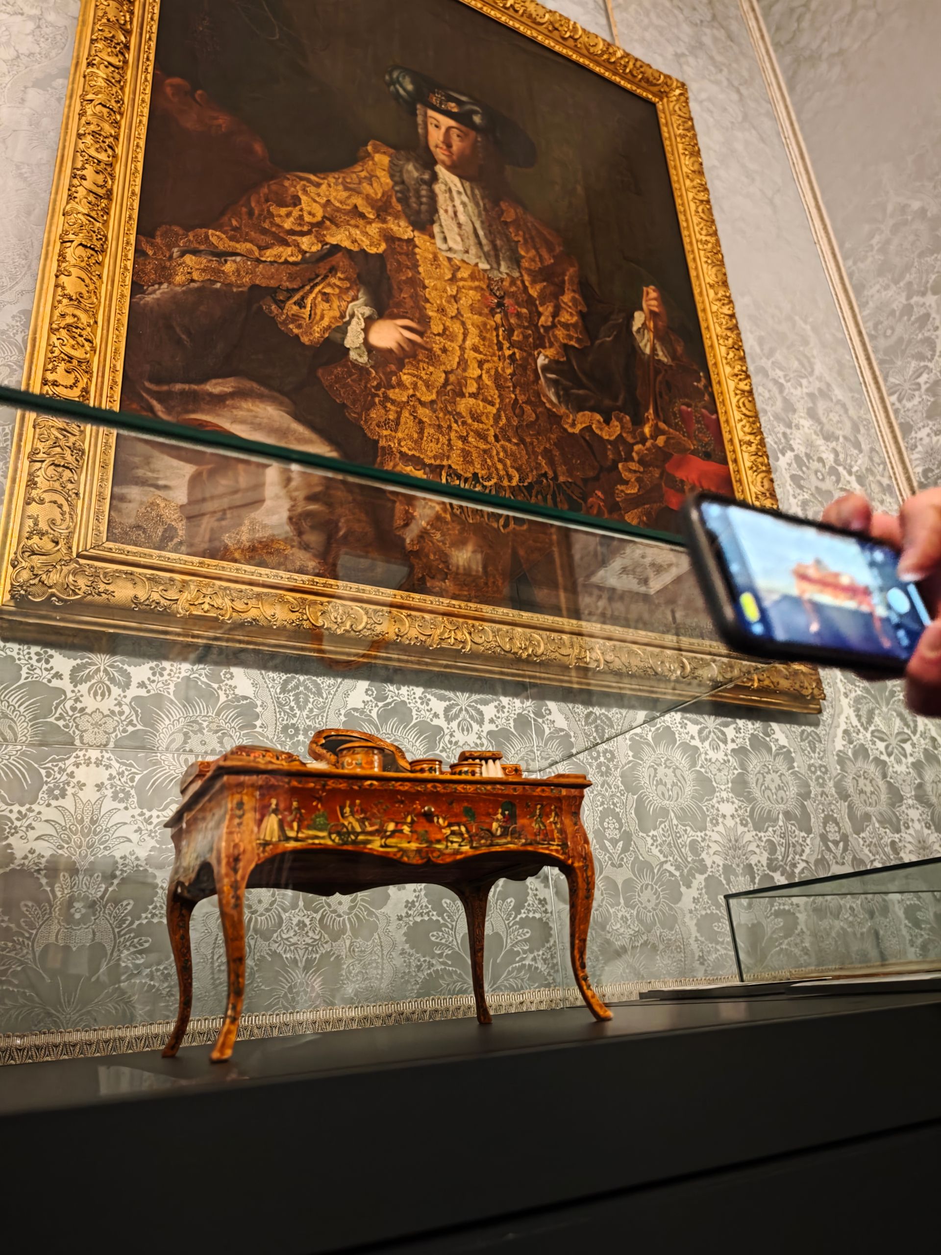 Das Modell eines Lacca-Povera-Frisiertisches, das um 1760 geschaffen wurde, ist ein Hingucker beim Rundgang im Schloss Augustusburg