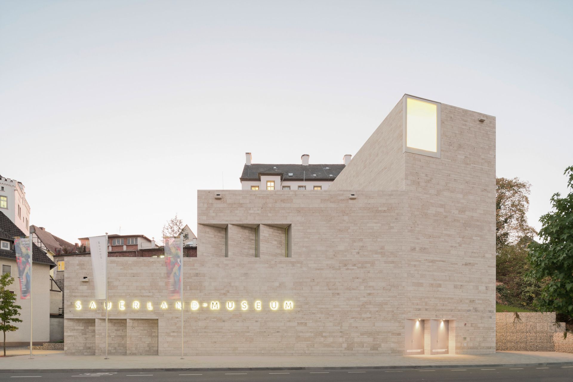 Der Museumsanbau bietet seit 2019 Raum für Sonderausstellungen. Drei kubusförmigen Etagen betten sich auf der Hangkante zur Ruhrstraße anmutig in die schöne Landschaftskulisse Arnsbergs ein