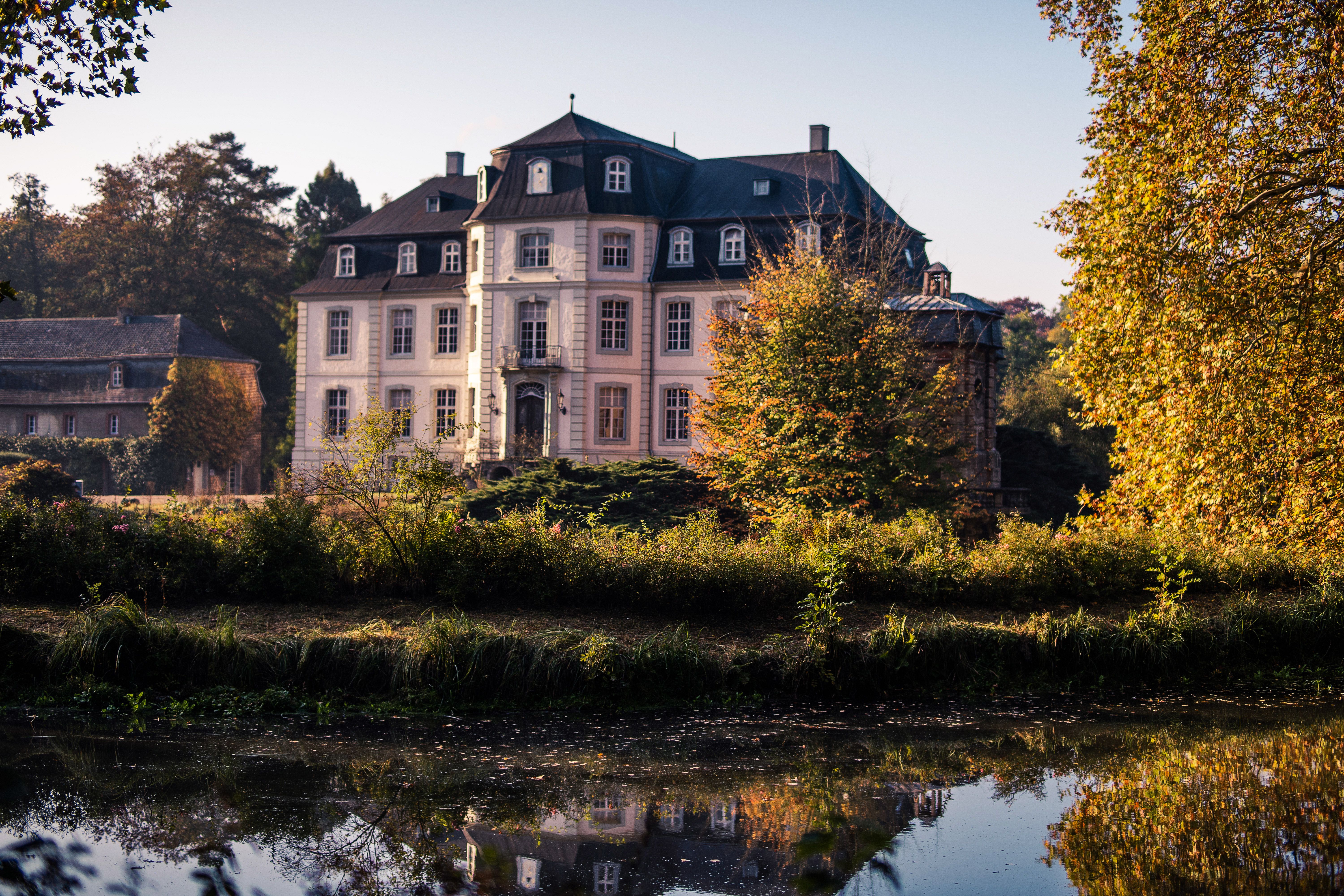 Schloss Türnich erstrahlt im Herbst in wunderbaren Farben