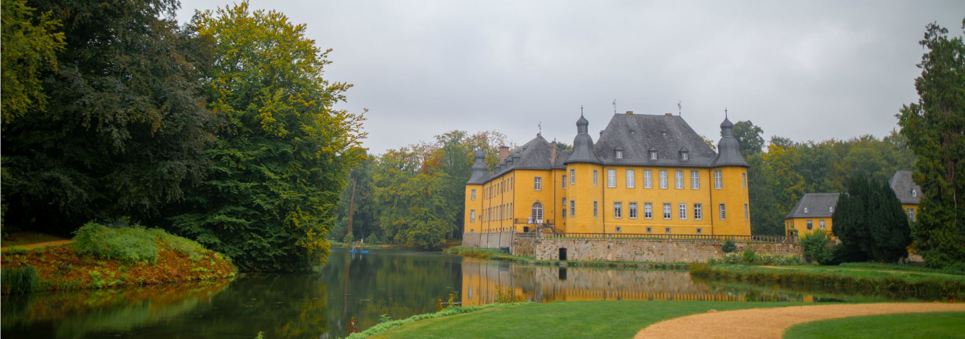 Schloss Dyck in Jüchen am Niederrhein gehört zu den schönsten Schloss- und Parkanlagen Nordrhein-Westfalens.
