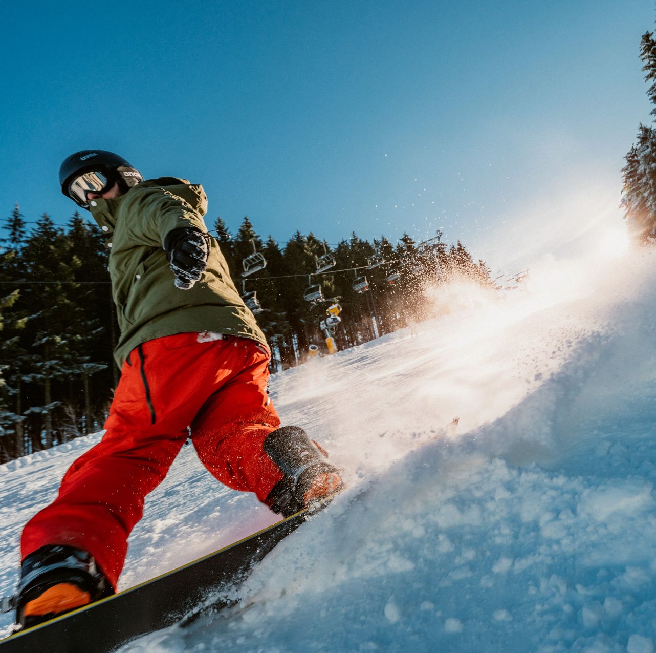 Snowboarder auf Skipiste