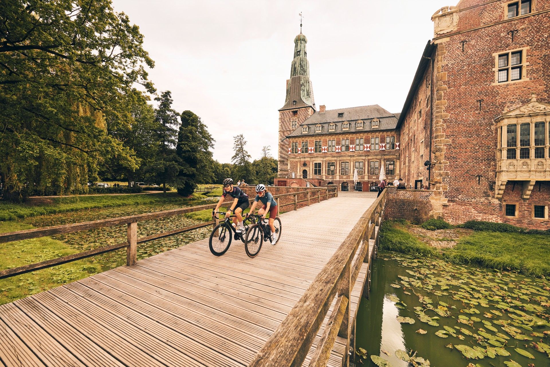 Rennradfahrende vor Schloss Raesfeld