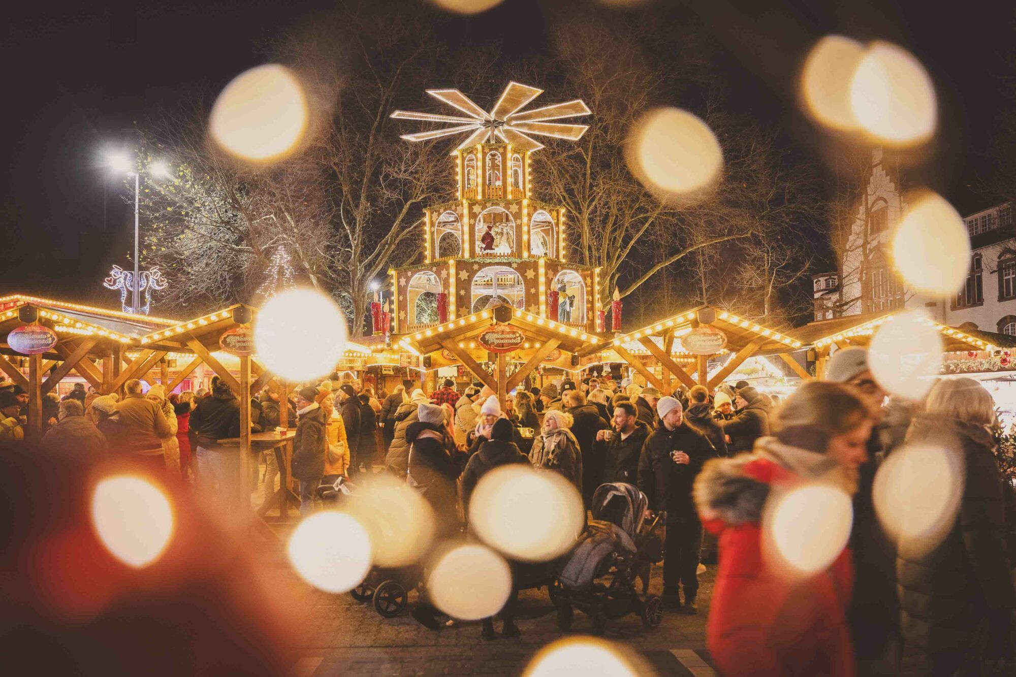 Festliche Lichter erwecken den ganzen Moerser Weihnachtsmarkt in besinnliche Stimmung.