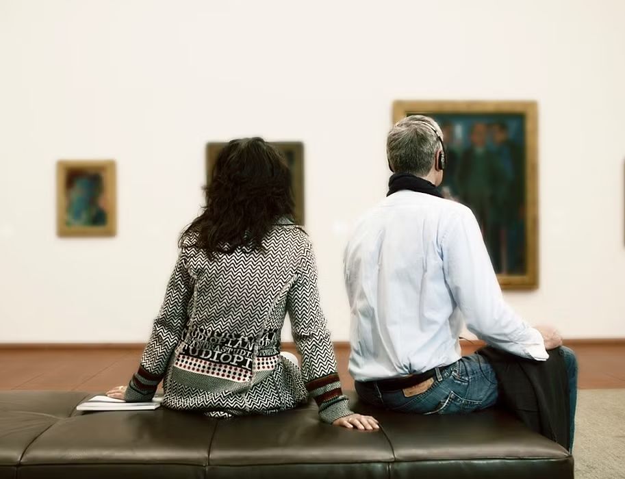 Museum Ludwig, Zwei Personen auf der Bank