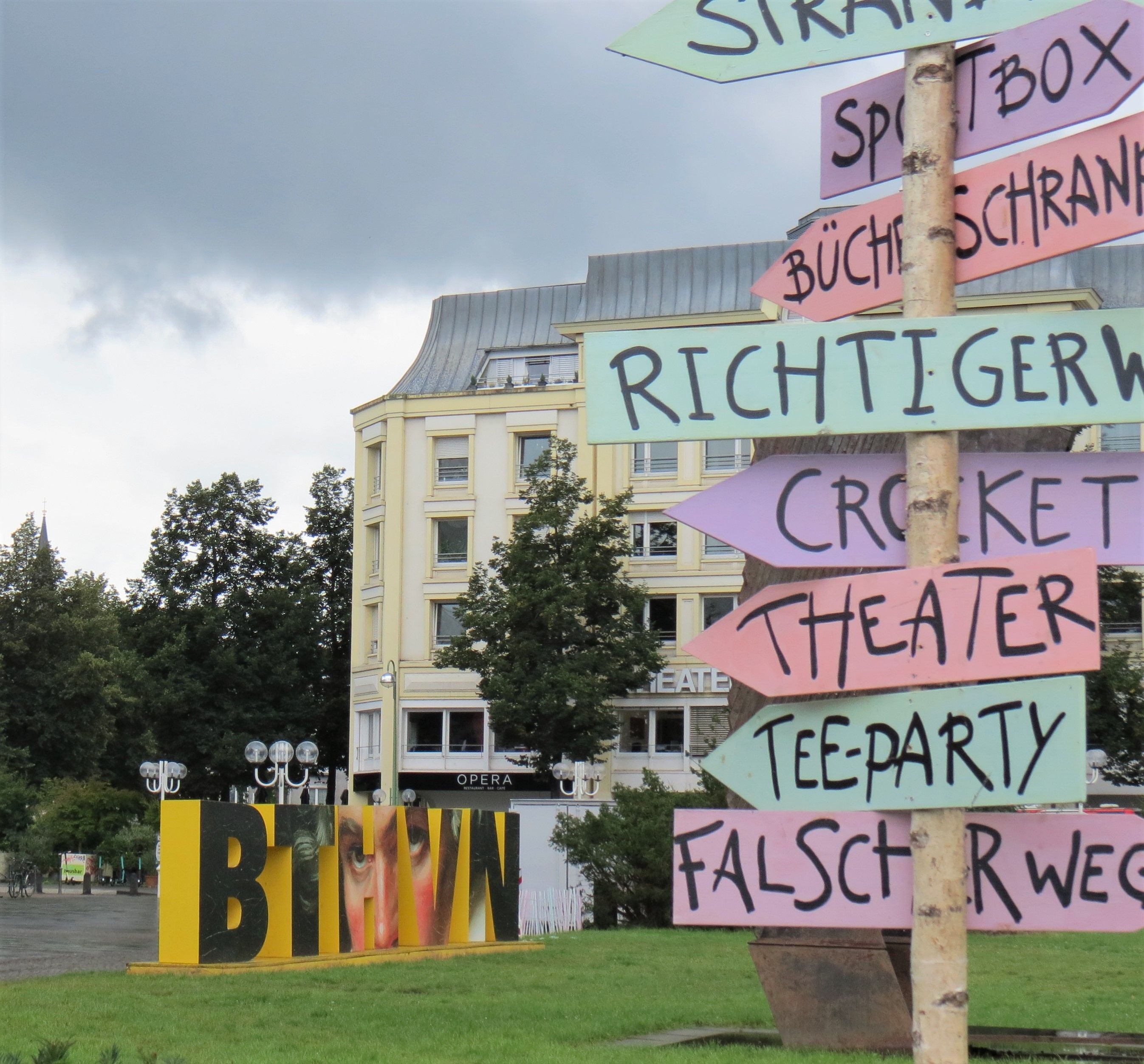 Wegschild und Beethoven-Jubiläumsschriftzug, Bonn & Rhein-Sieg-Kreis