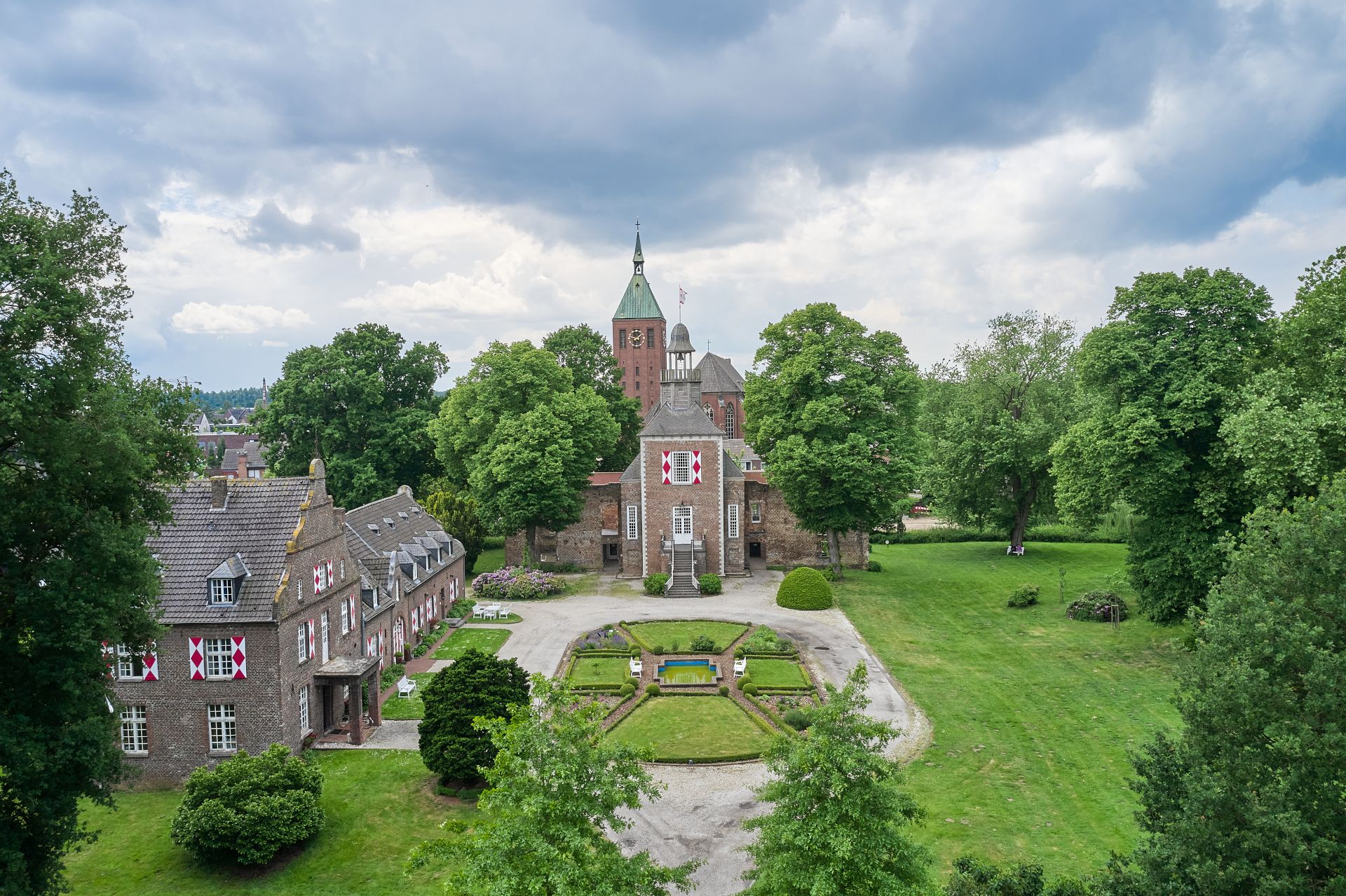 Die Anlage des Schlosses Hertefeld setzt sich aus einer überbauten Ruine und einem Renteigebäude samt Park zusammen