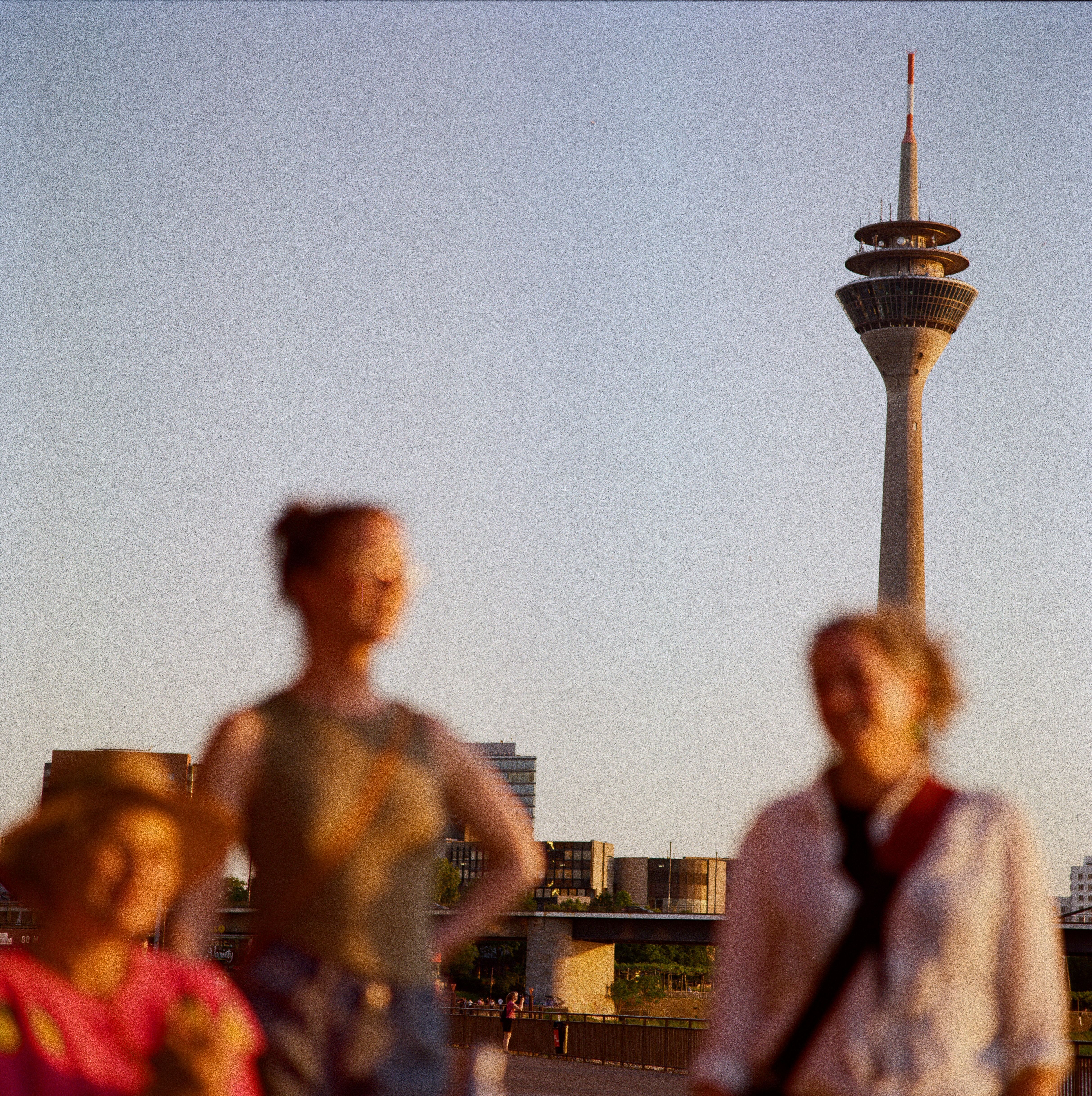 Molle & Korn, Lukasz Kus, Drei Frauen vor Rheinturm in Düsseldorf.
