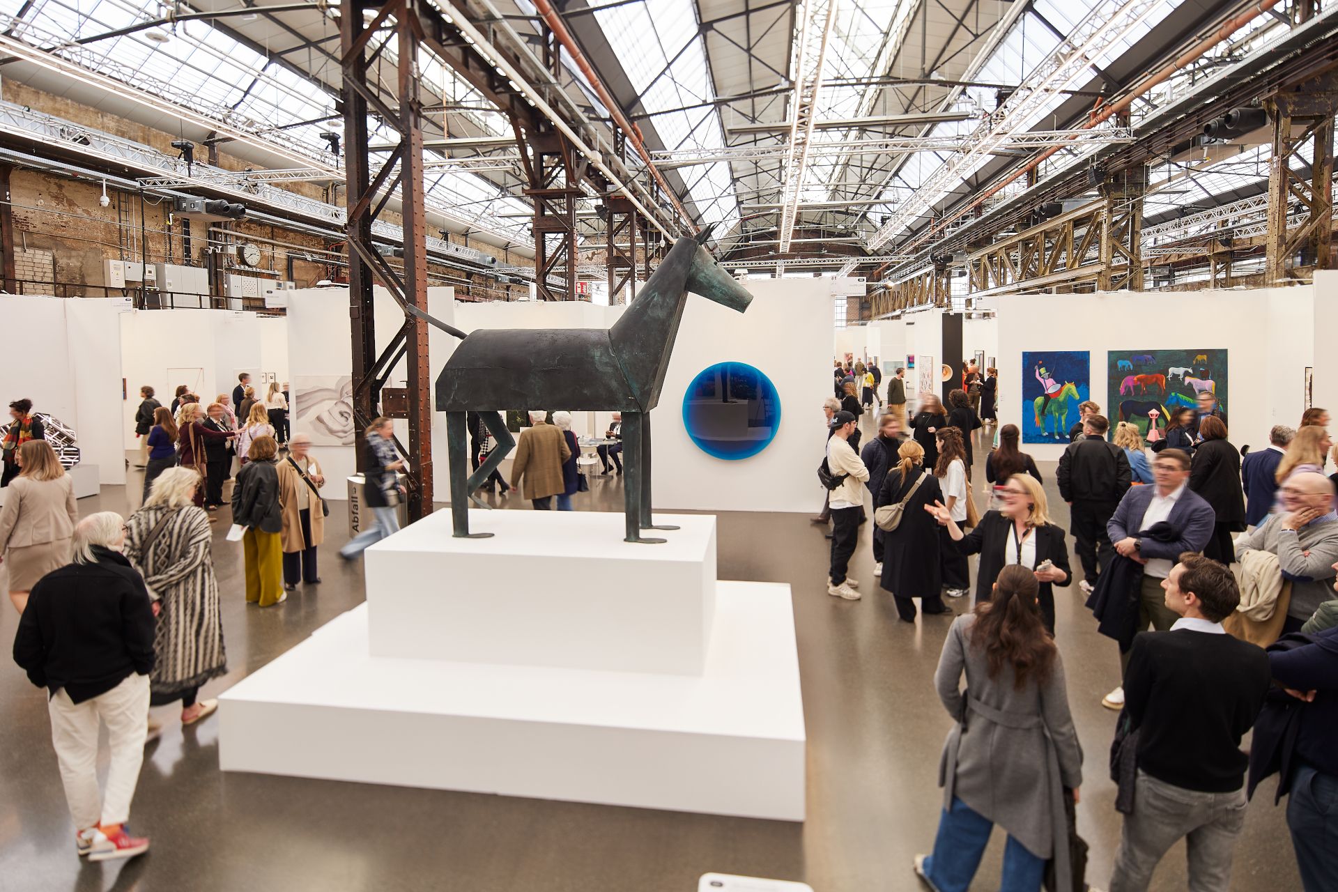 Besondere Ausstellungsstücke wie diese Pferdeskulptur erhalten auf der Art Düsseldorf eine besondere Präsentationsfläche