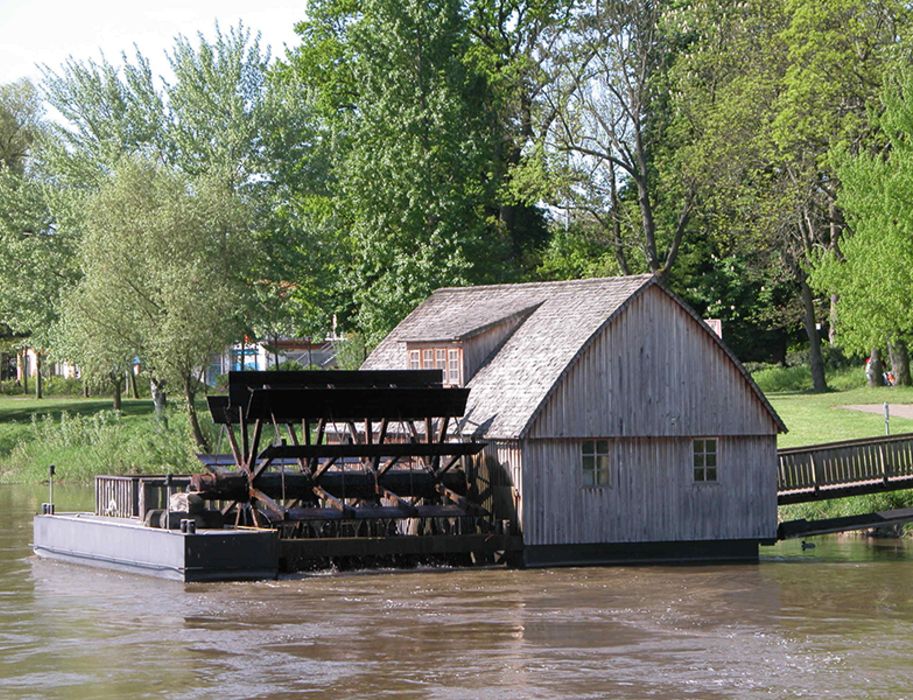 Die funktionstüchtige Schiffmühle, die nach Plänen aus dem 18. Jahrhundert rekonstruiert wurde, ist ein Besuchermagnet