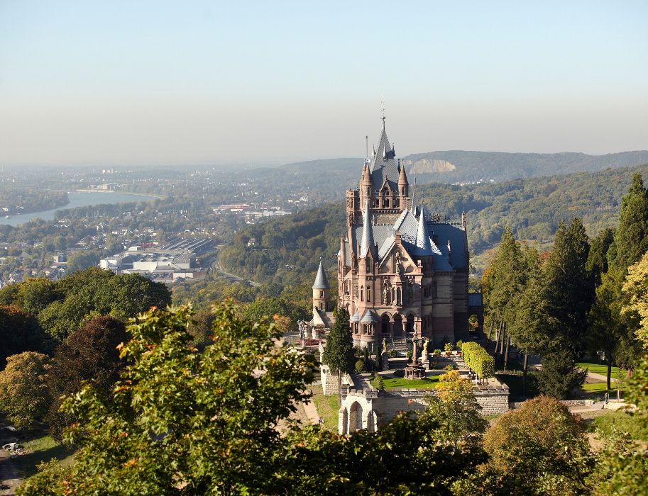 Schloss Drachenburg mit Blick auf die umliegende Landschaft und den Rhein.