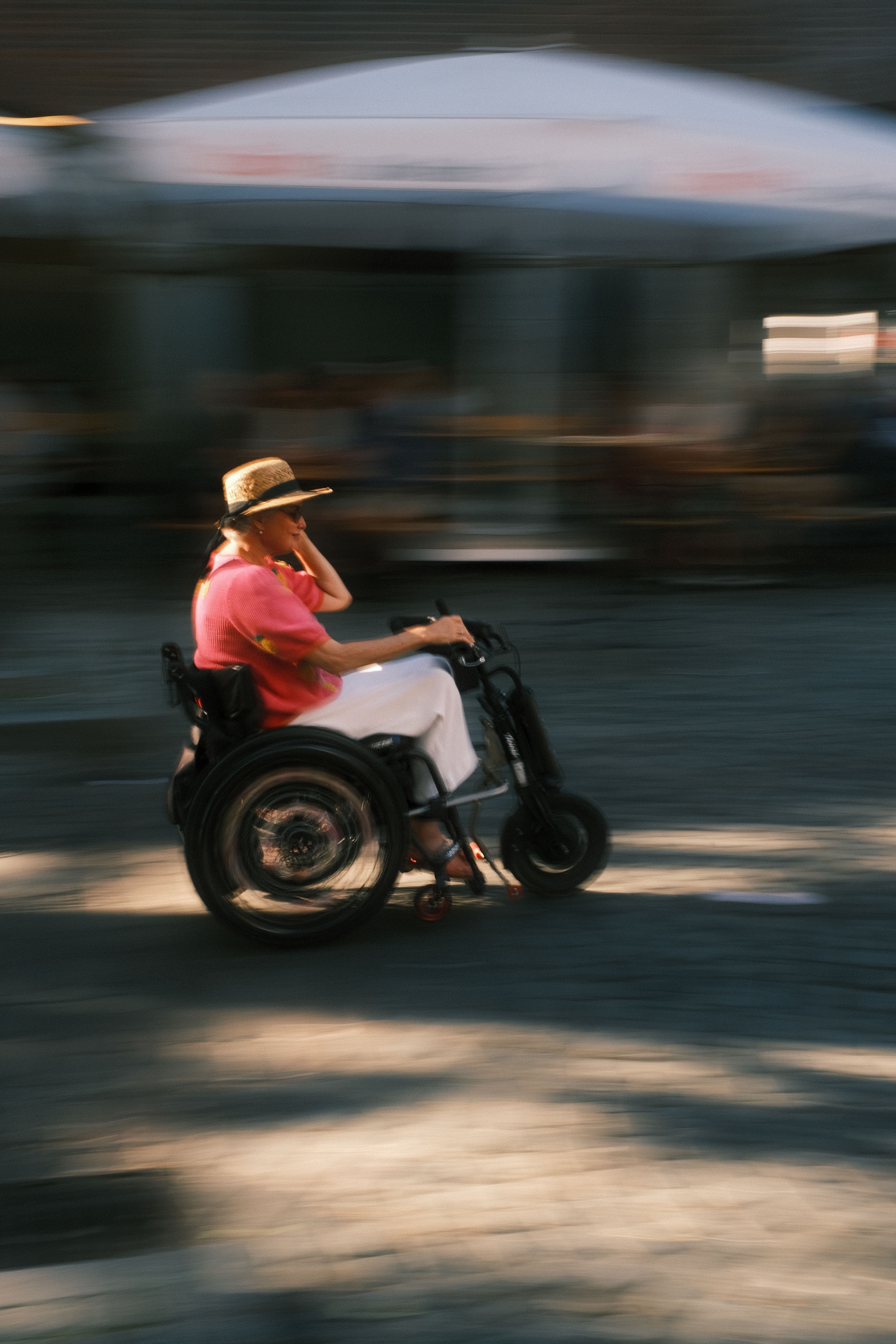 Frau fährt im Rollstuhl in der Düsseldorfer Altstadt.