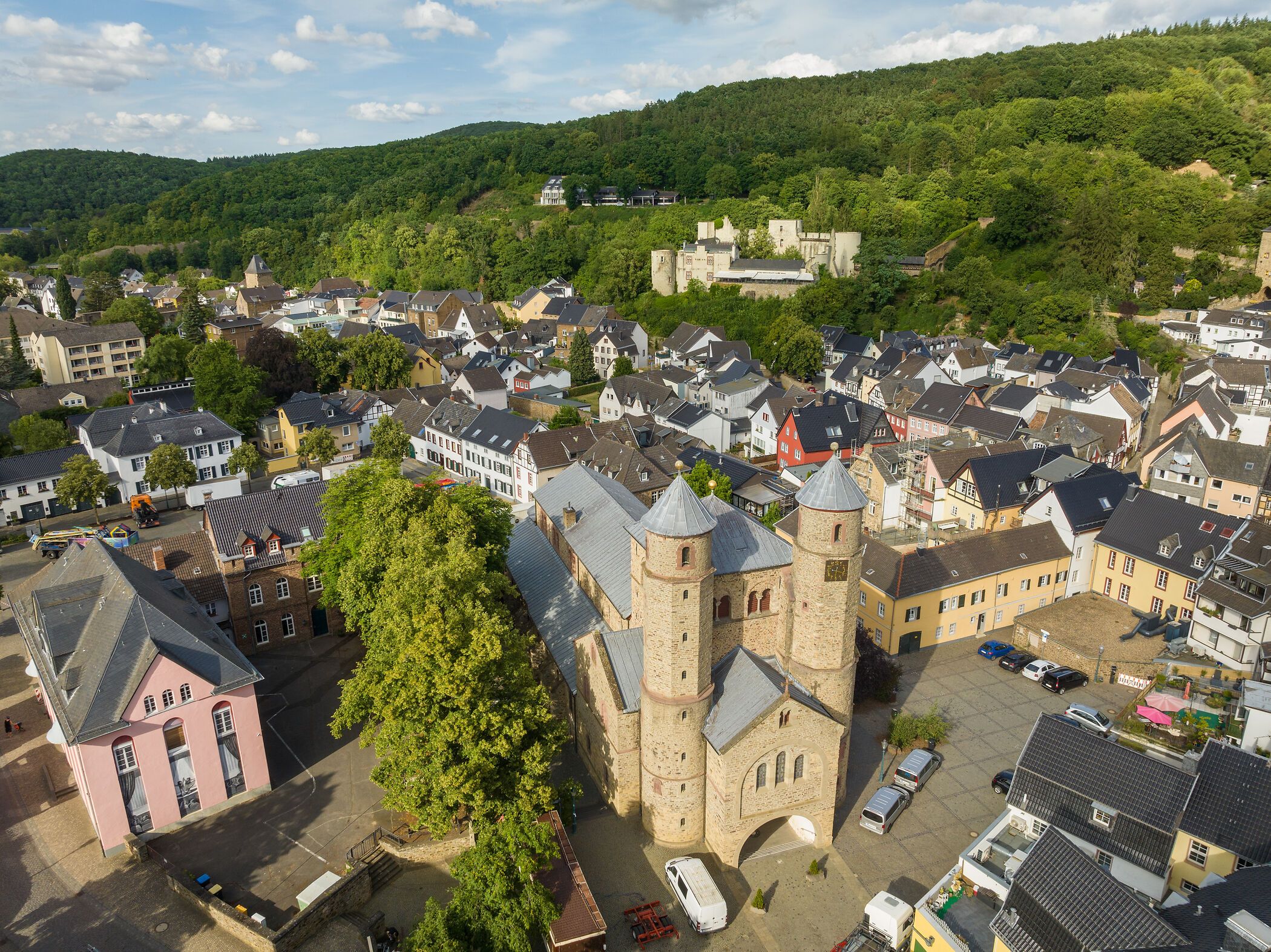 Luftaufnahme von Bad Münstereifel mit der Kirche St. Chrysanthus und Daria und umliegenden Gebäuden.