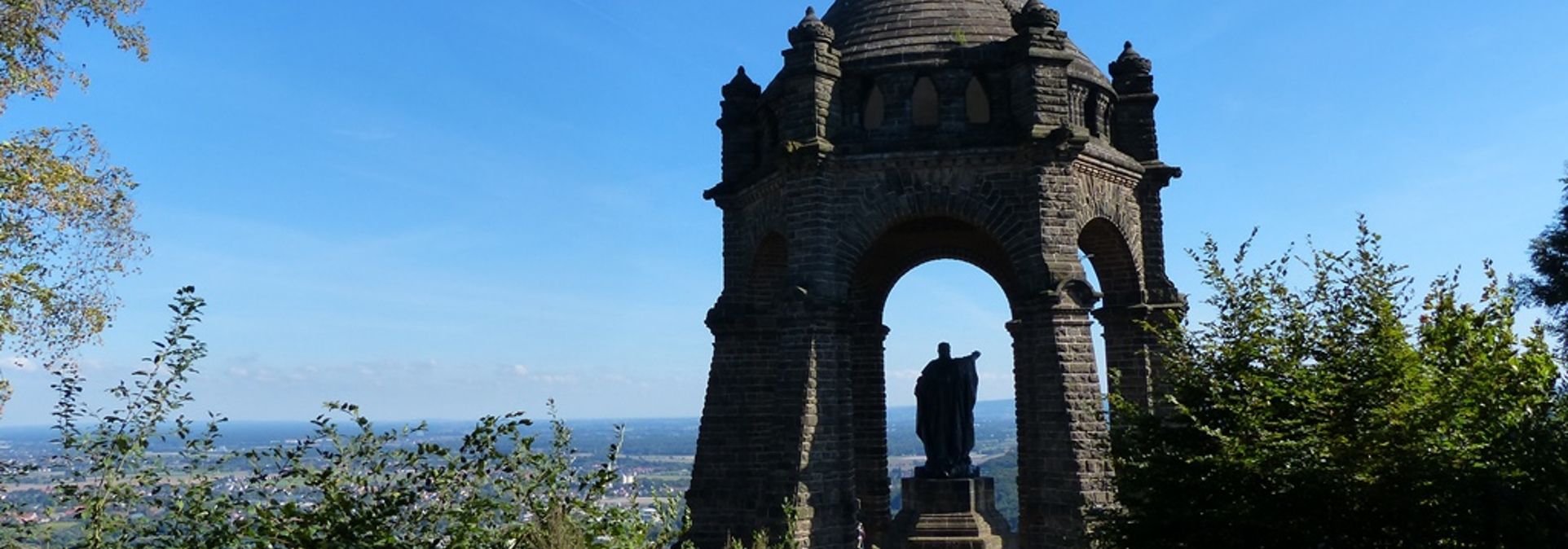 Das Kaiser-Wilhelm-Denkmal mit Blick auf die Landschaft.