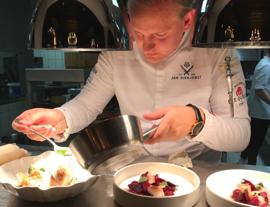 Jan Diekjobst richtet konzentriert ein Gericht in seinem Restaurant an.