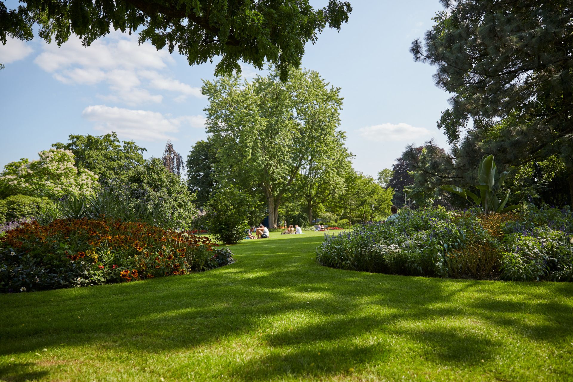 Der Schlosspark Siegen überzeugt mit prachtvollen Blumenrabatten, darunter jährlich rund 60.000 Tulpen