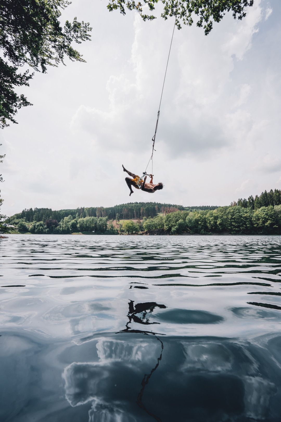 Schaukelnde Person an der Aggertalsperre im Bergischen Land