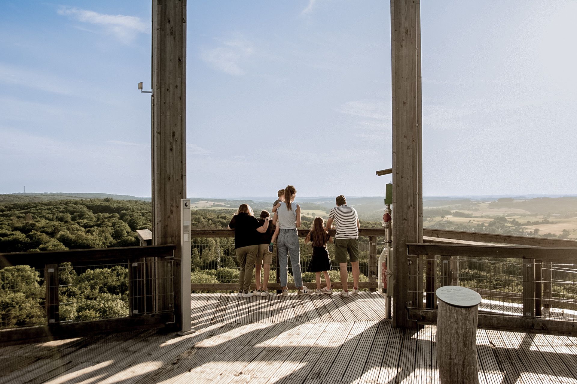 Familie auf dem Aussichttsplattform des Baumwipfelpfads Panarbora im Bergischen Land