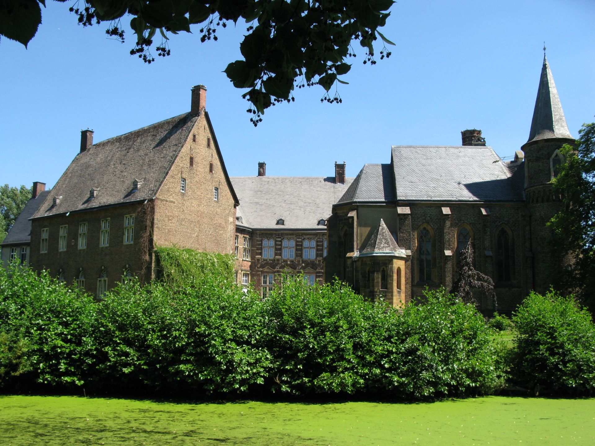 Die Gebäude der dreiflügeligen Vorburg mit dem Torhaus stammen aus der Mitte des 19. Jahrhunderts. Sie wurden im Zusammenhang mit dem Kapellenbau errichtet