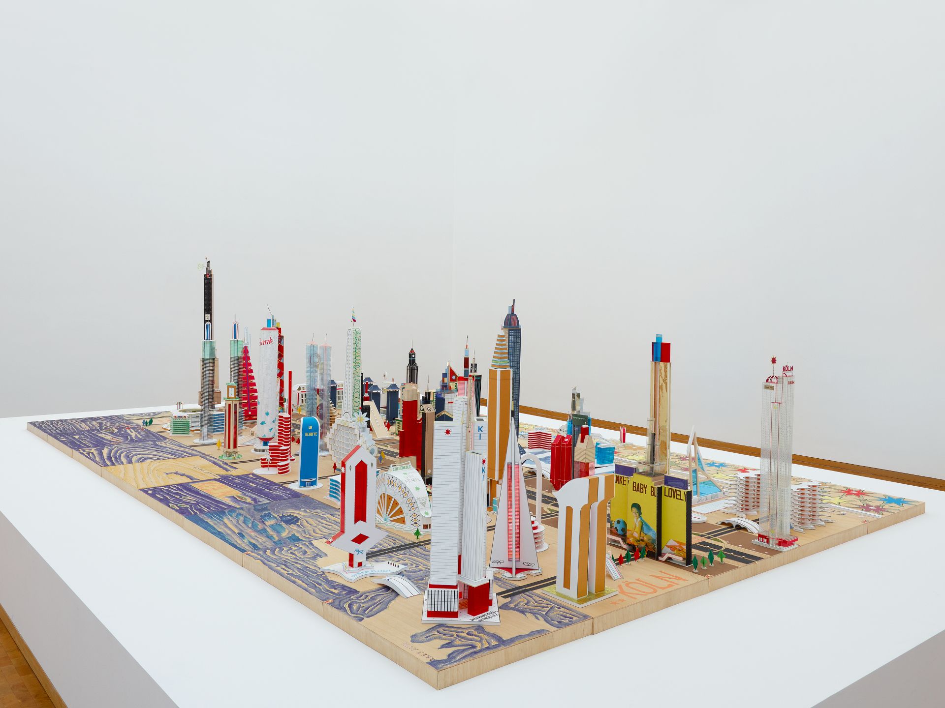 Bodys Isek Kingelez, Köln 2001, Installation