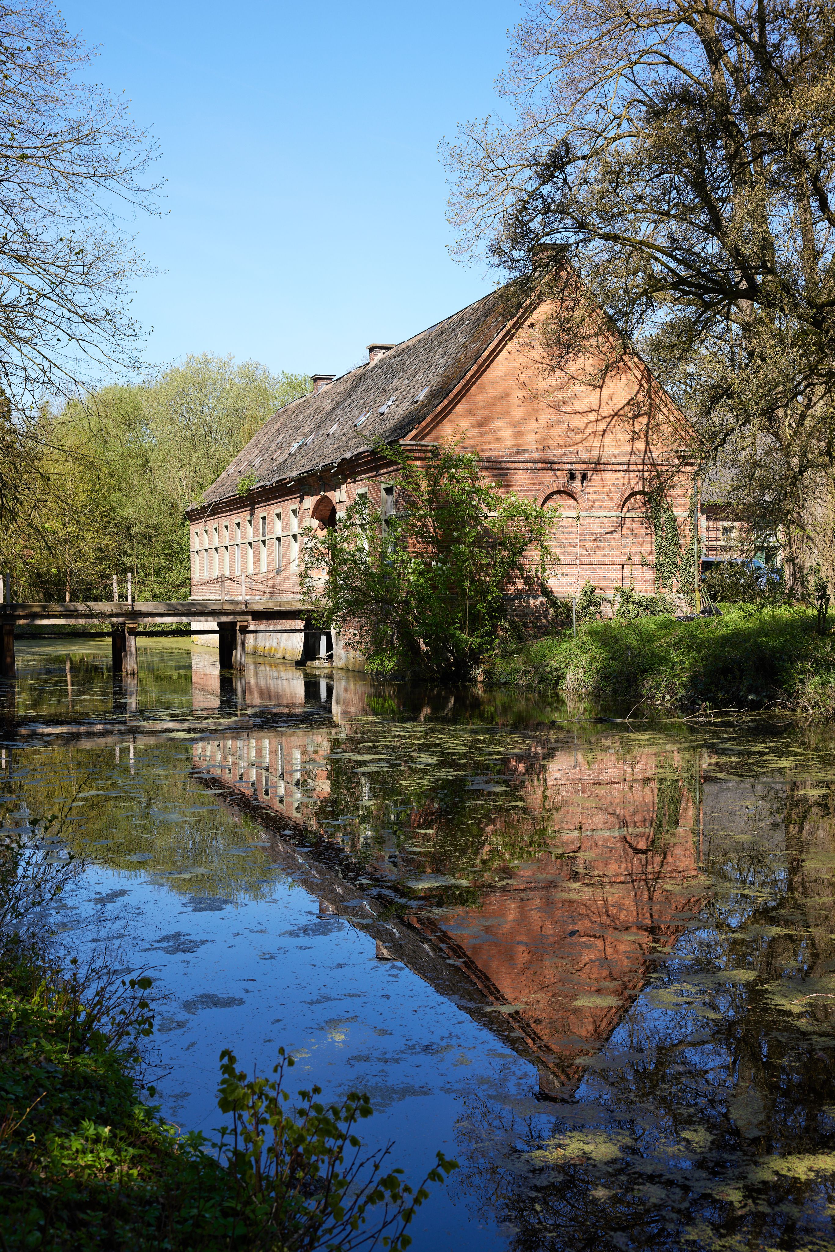 Das Renaissance-Schloss Assen im Lippetal ist von Bäumen und einem Wassergraben umgeben