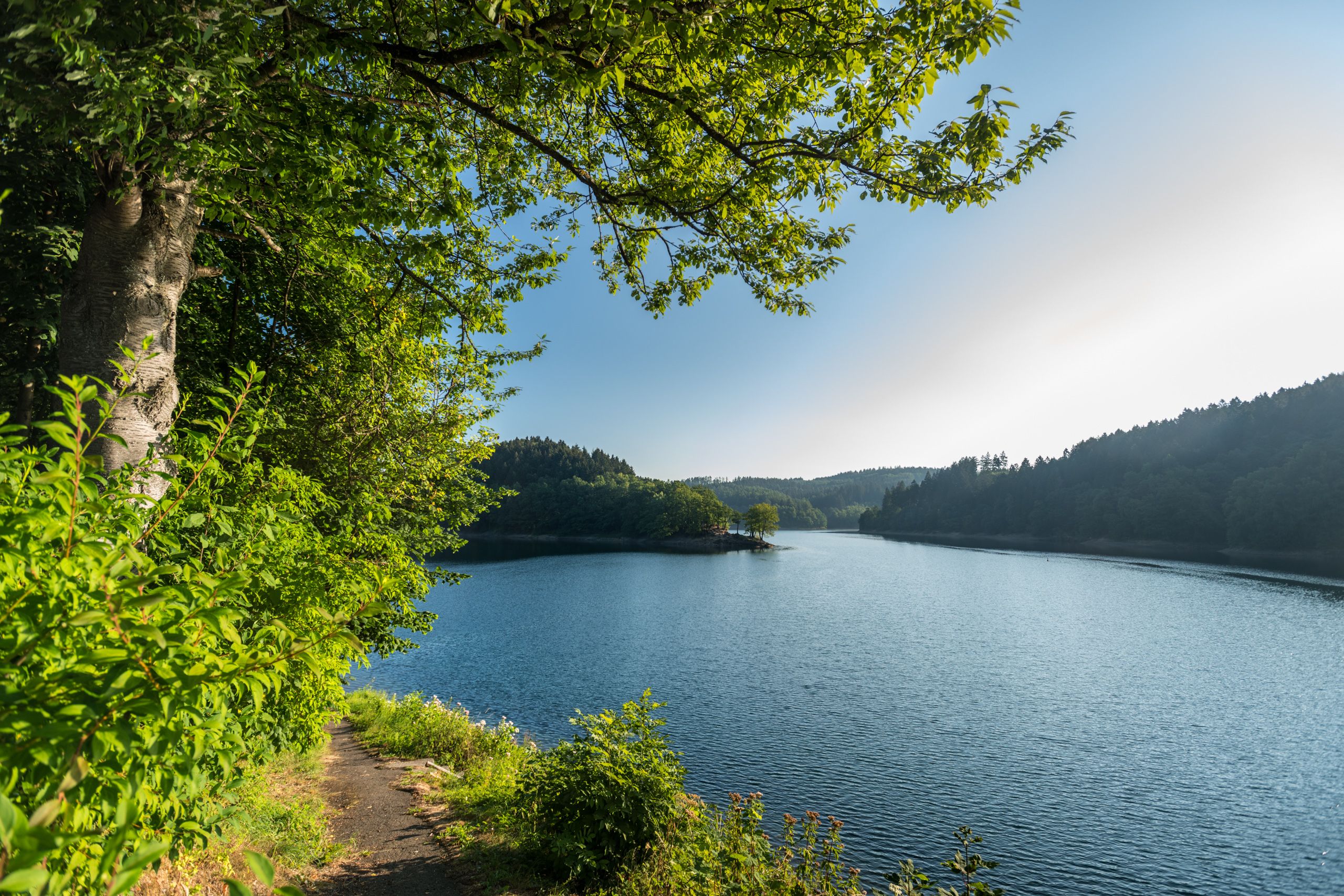 Idyllischer Spazierweg entlang der Aggertalsperre.