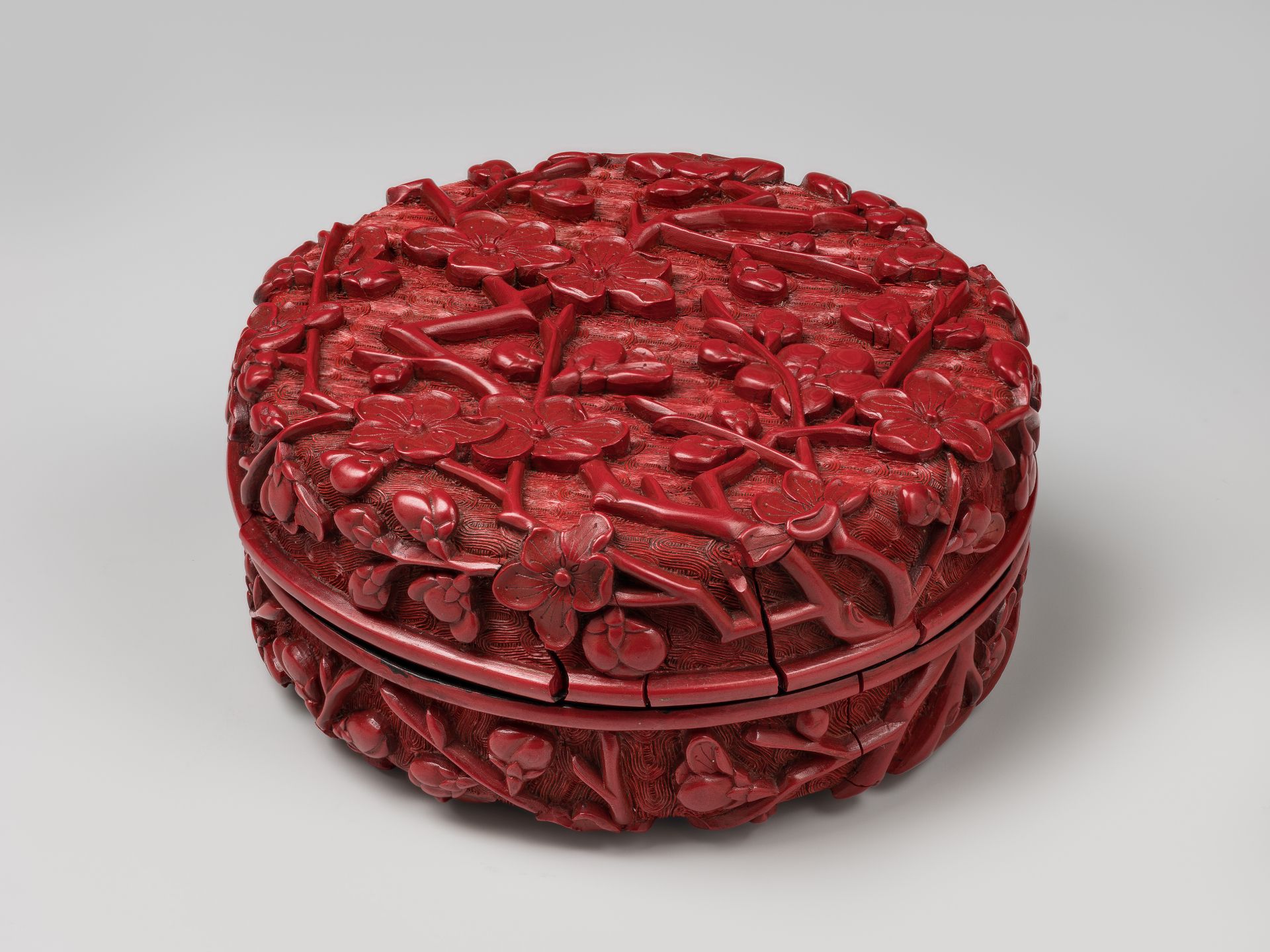 Deckeldose mit Pflaumenblüten, D 8,7 cm, Yuan-Dynastie (1279-1368)