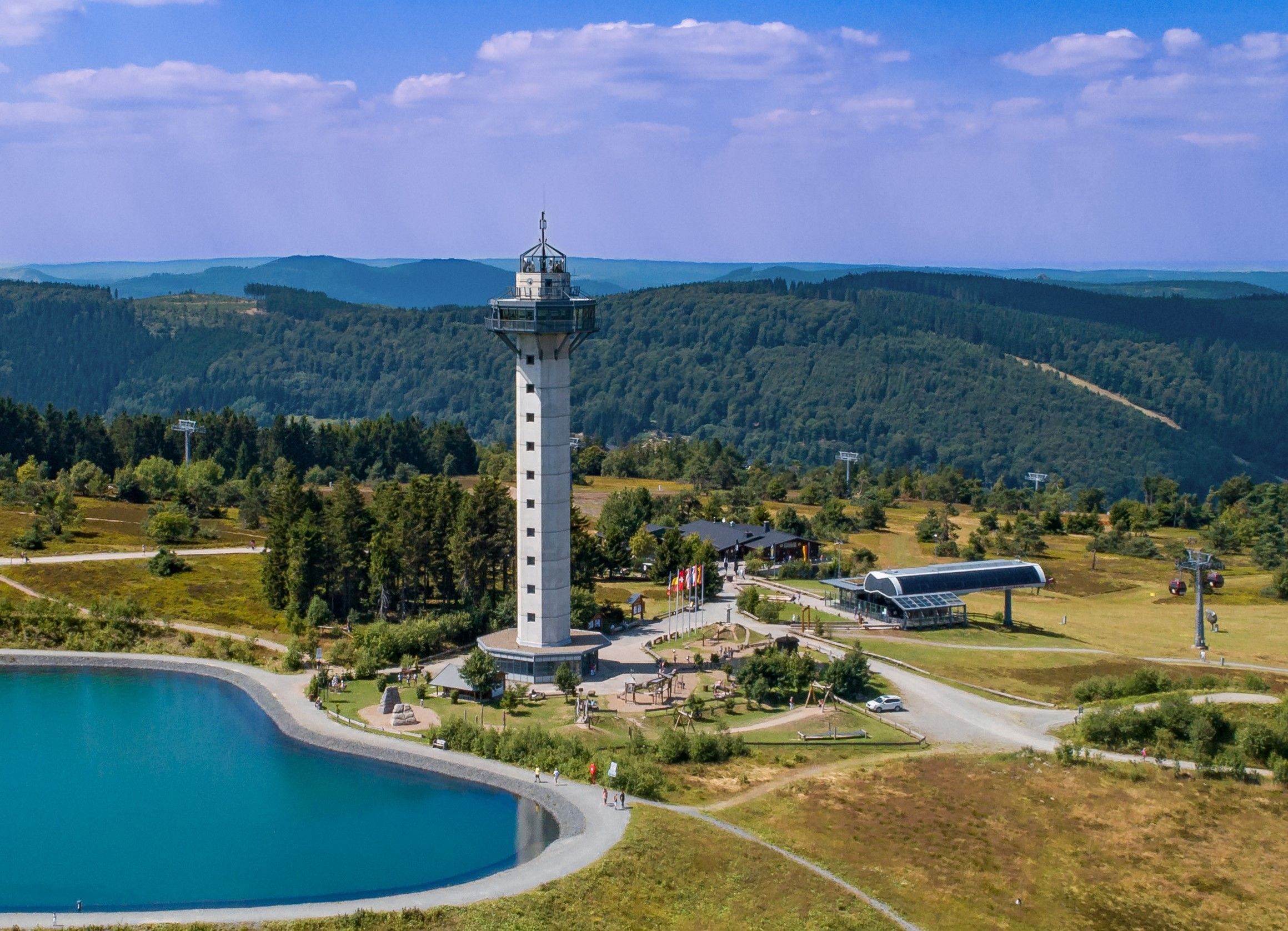 Hochheideturm auf dem Ettelsberg mit Bergsee und Seilbahnstation in Willingen.