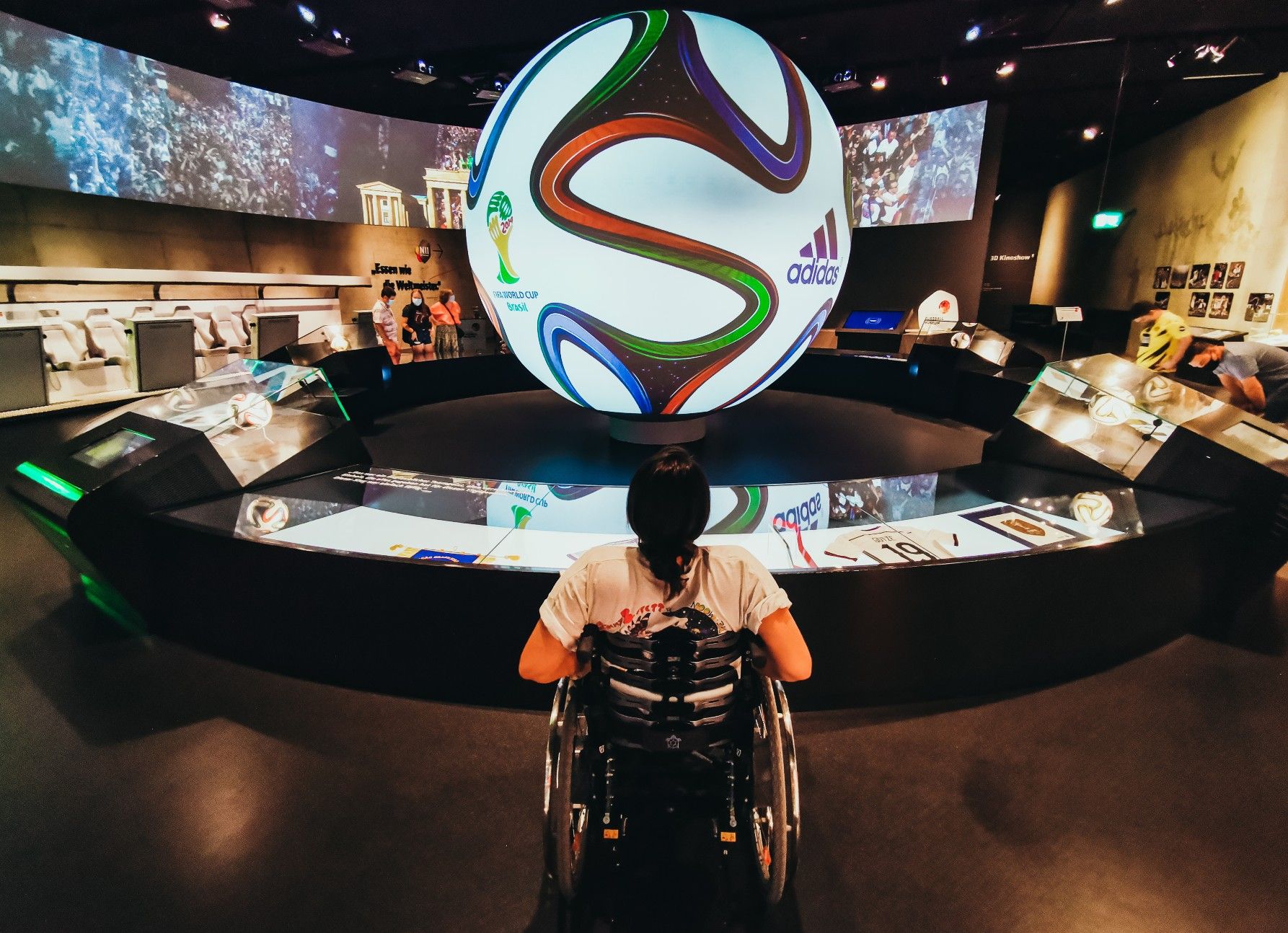 Bloggerin Kim Lumelius vor dem großen beleuchteten Fußball im Deutschen Fußballmuseum in Dortmund, Ruhrgebiet