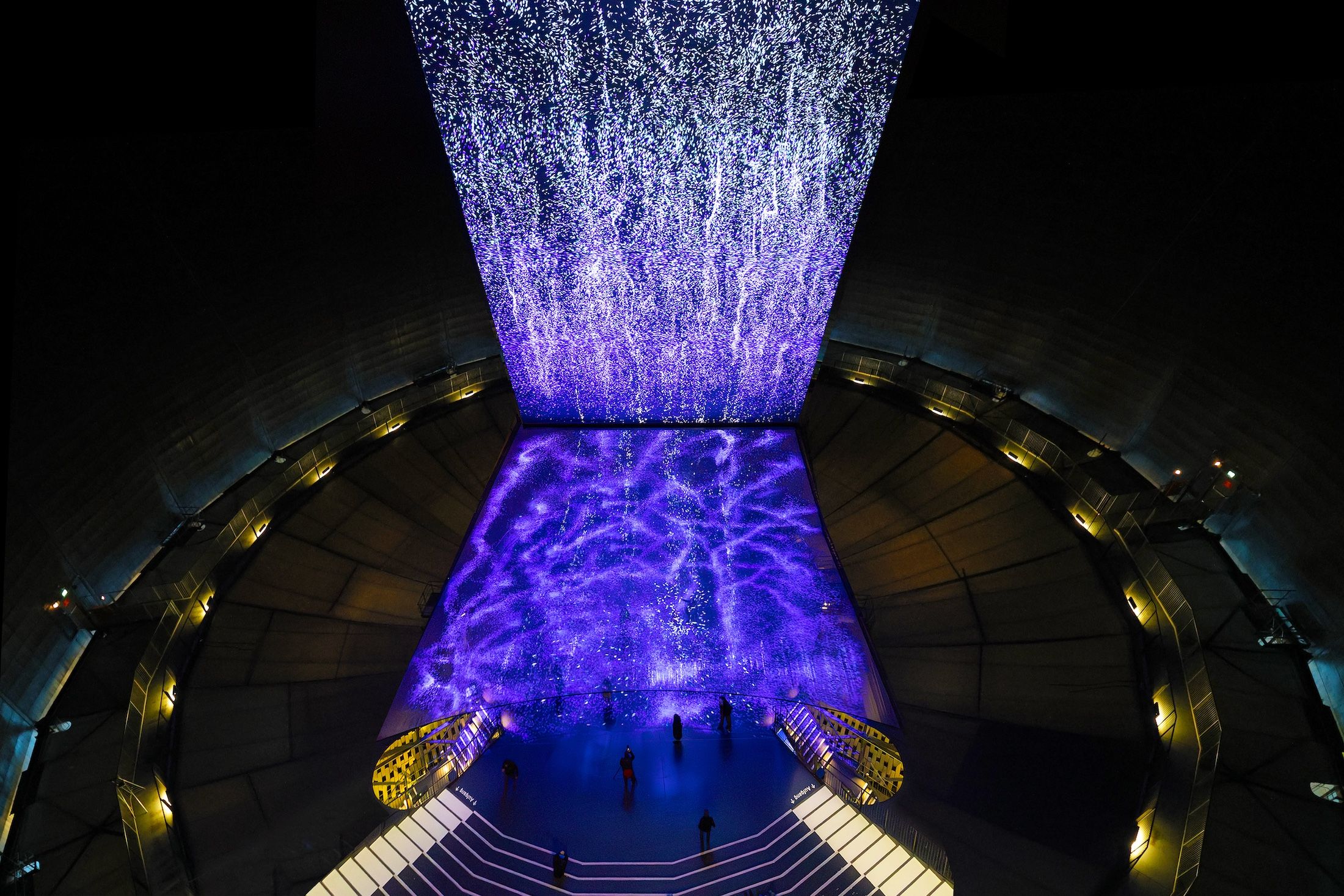 Großinstallation „Die Welle“ in der Ausstellung "Planet Ozean"