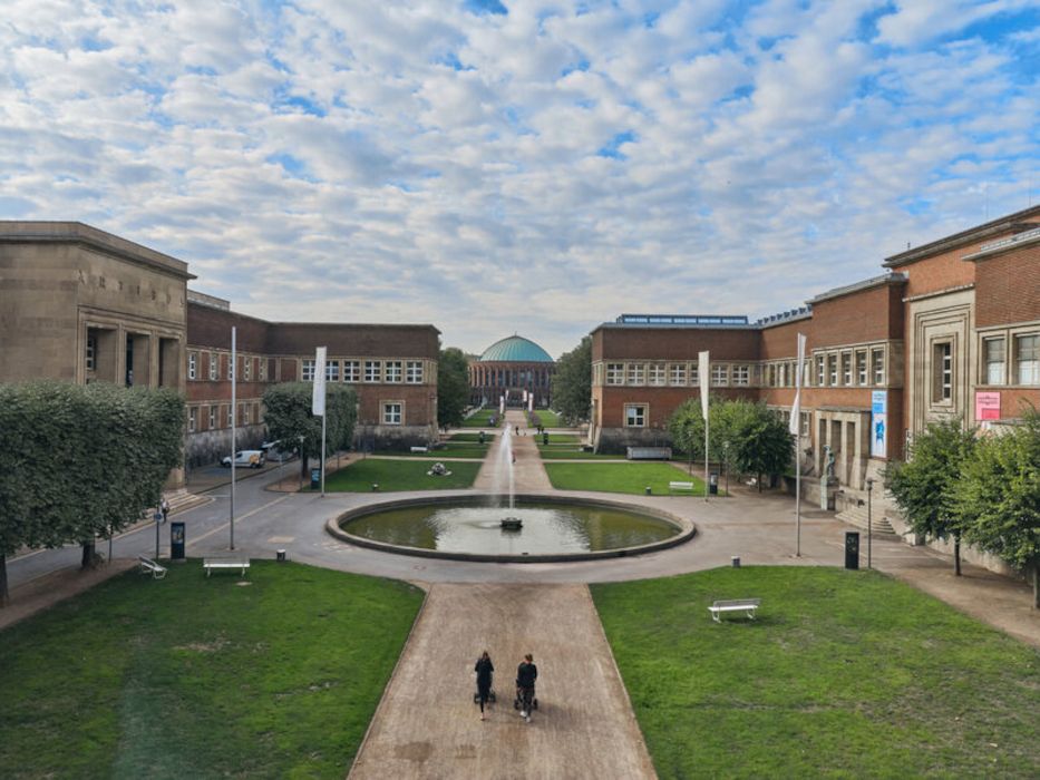 Am Ehrenhof liegen der Kunstpalast sowie das NRW-Forum